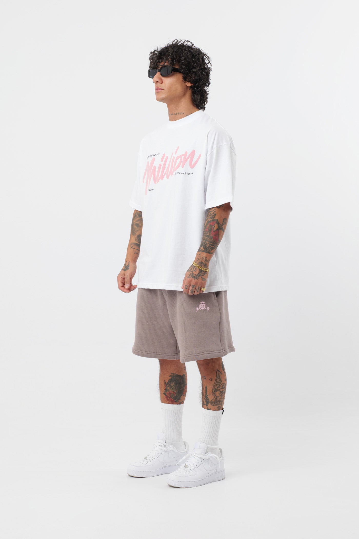 Schwarzes T-Shirt mit schwarzem Logo