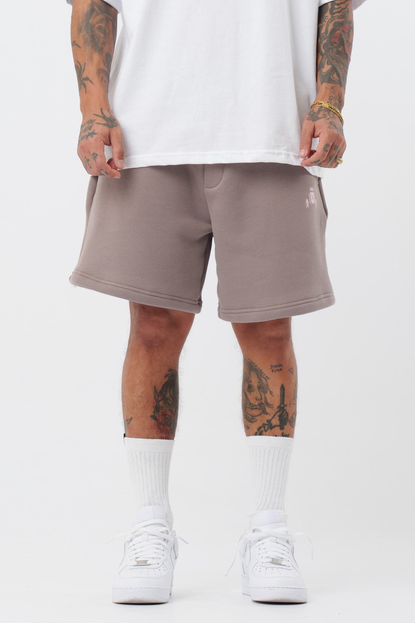 Schwarzes T-Shirt mit schwarzem Logo