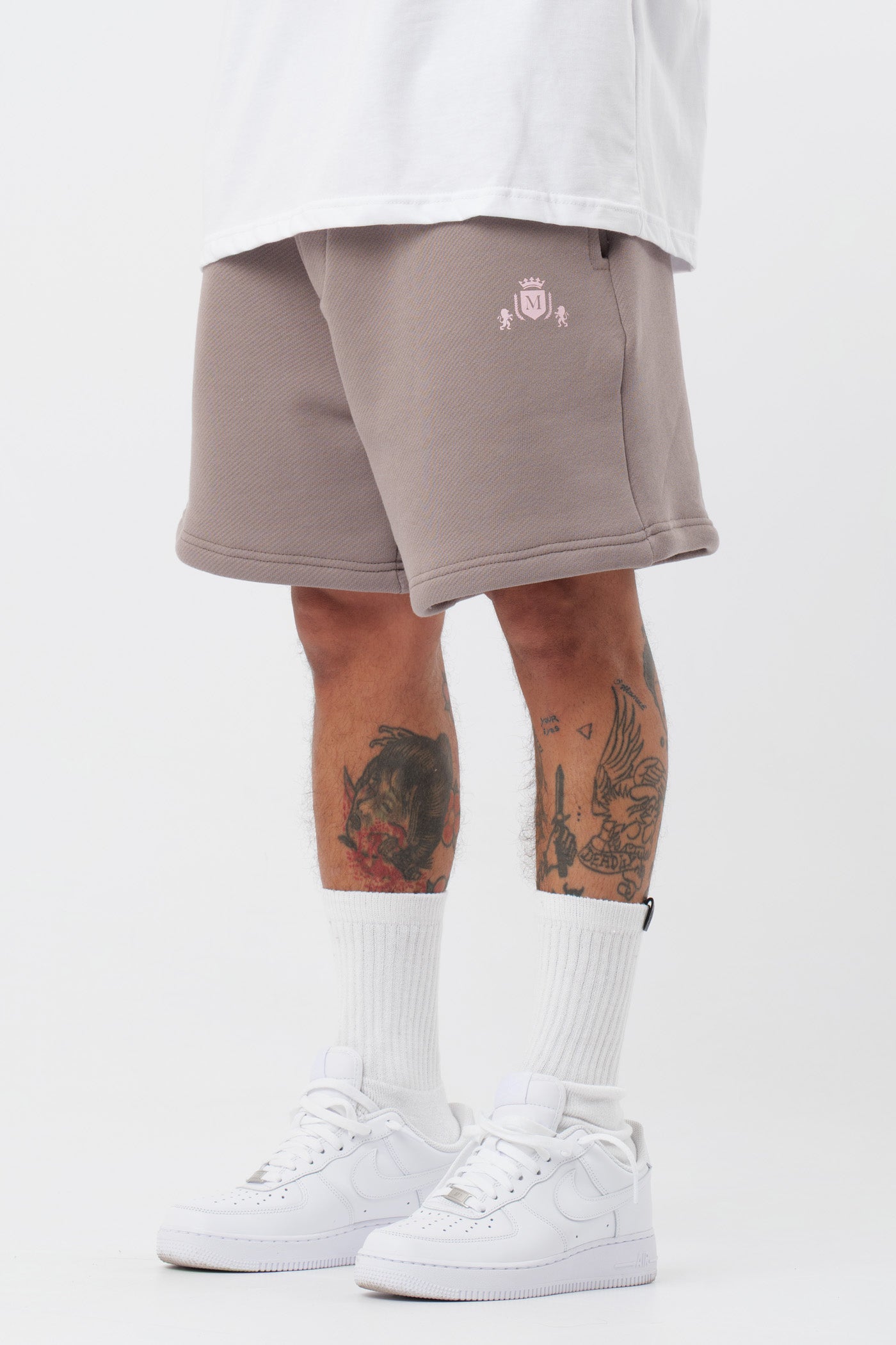 Schwarzes T-Shirt mit schwarzem Logo