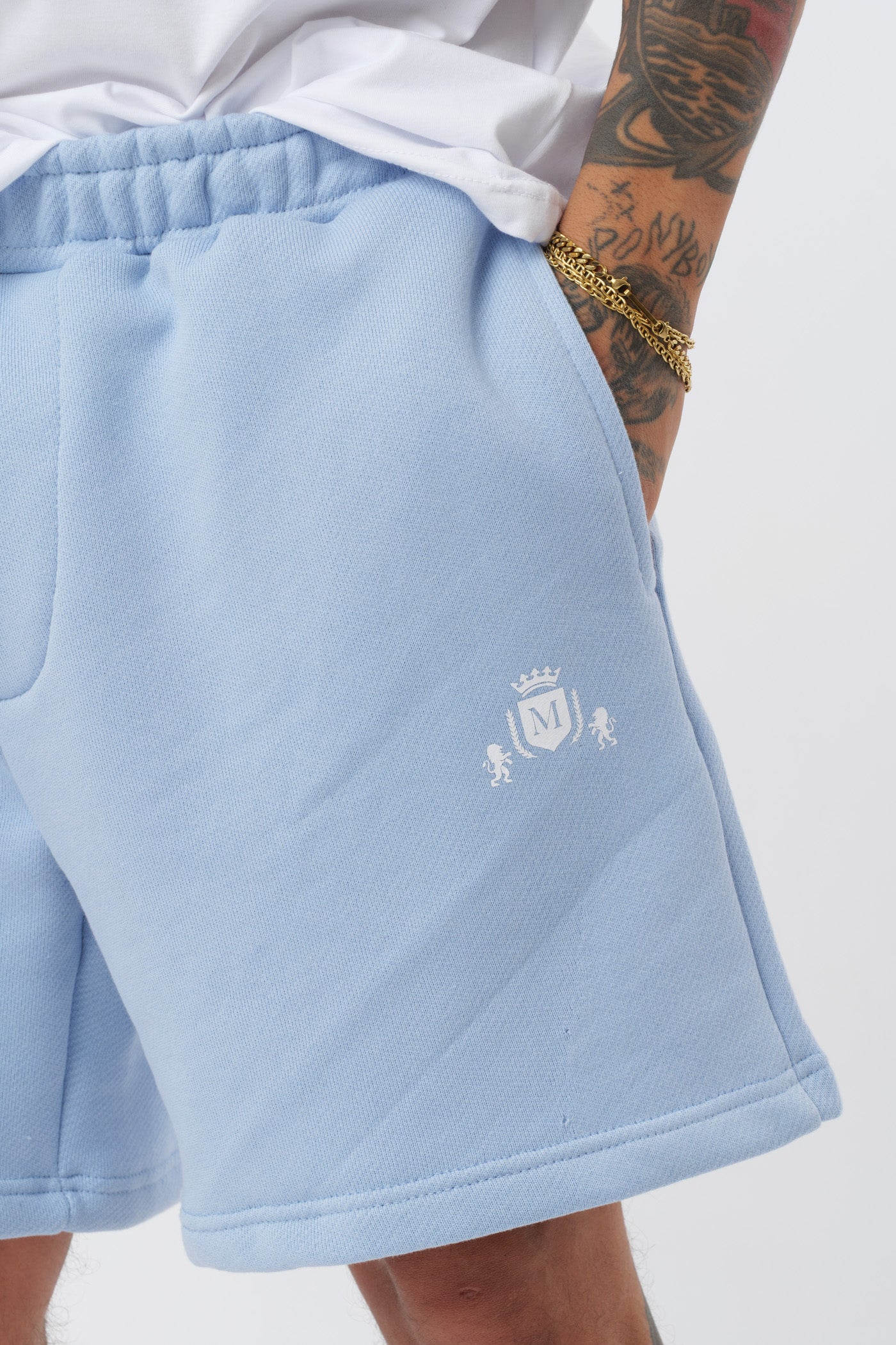 Schwarzes T-Shirt mit schwarzem Logo