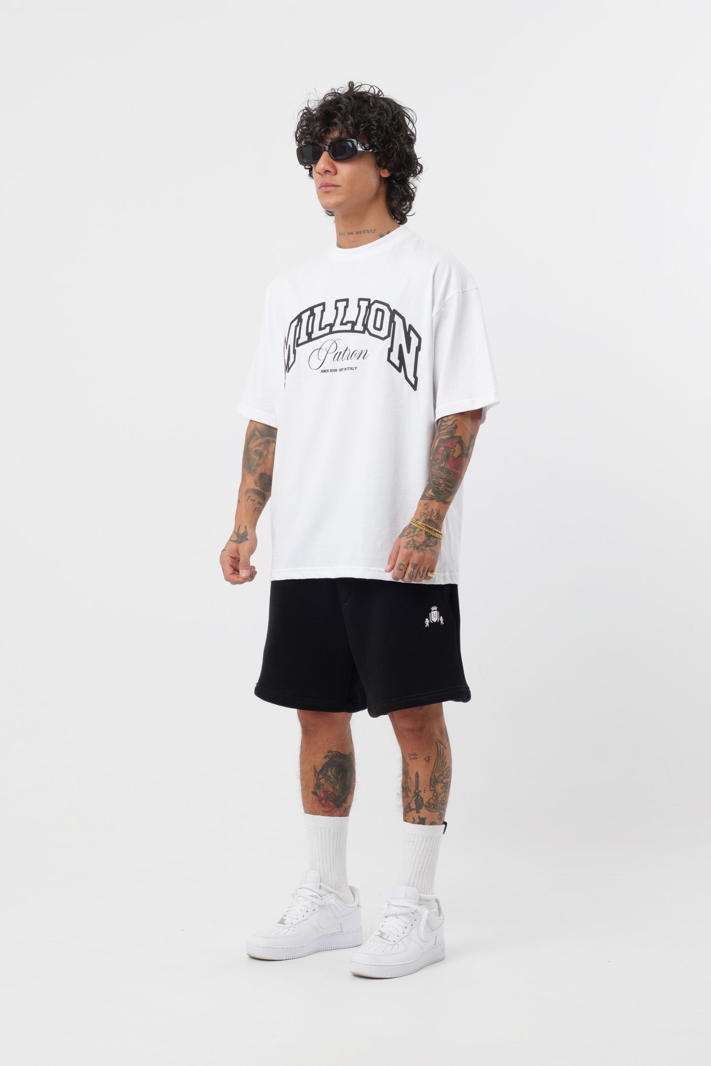 Schwarzes T-Shirt mit schwarzem Logo