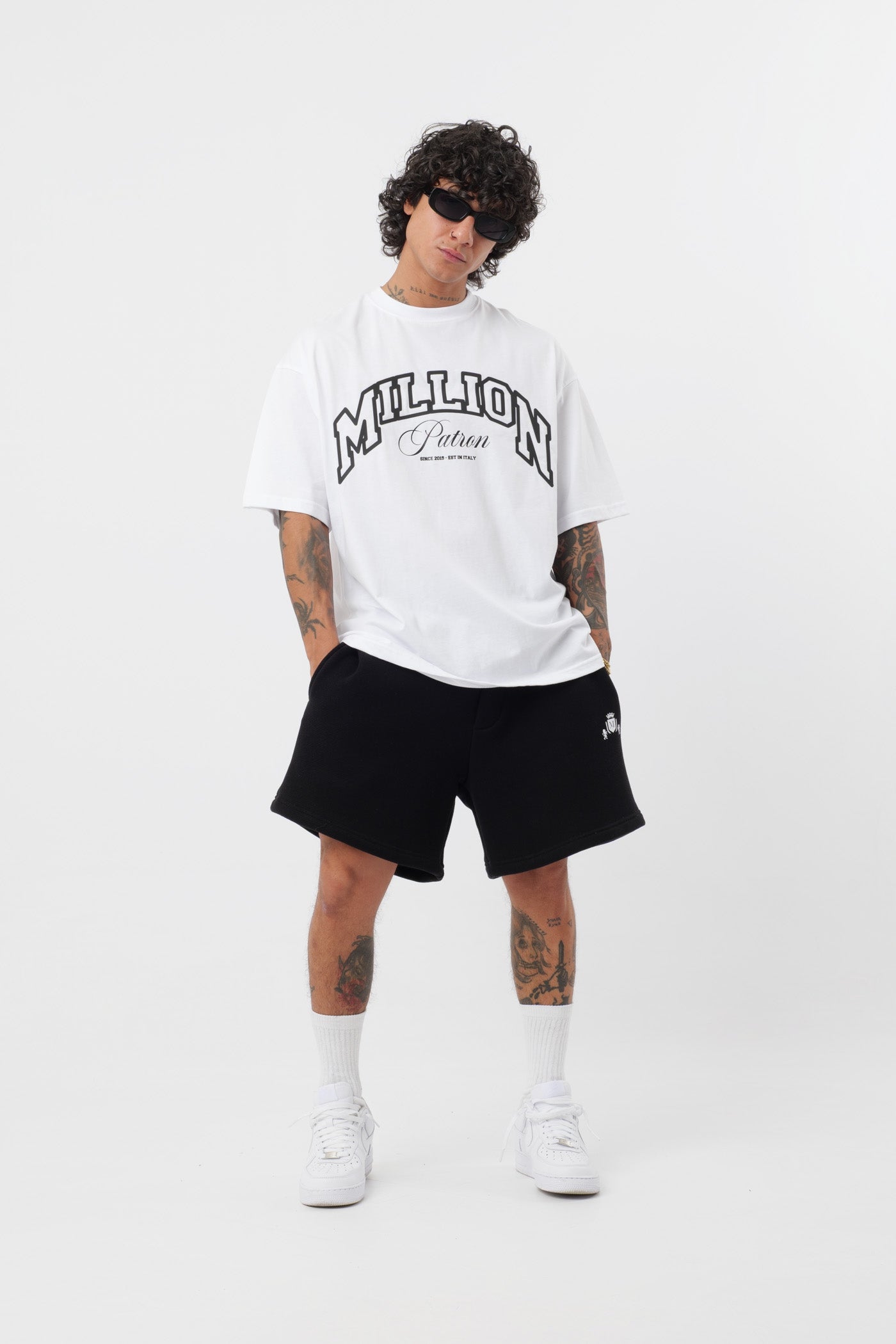 Schwarzes T-Shirt mit schwarzem Logo