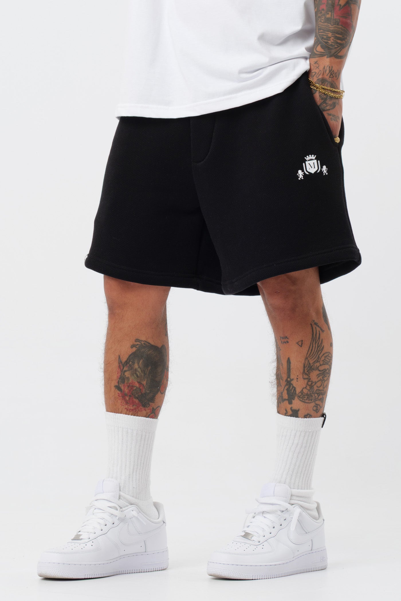 Schwarzes T-Shirt mit schwarzem Logo