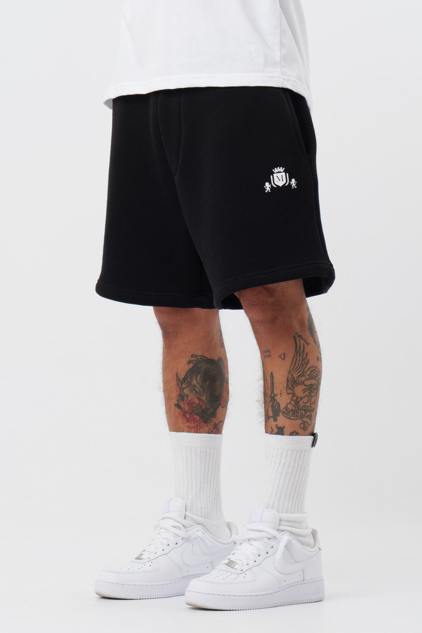 Schwarzes T-Shirt mit schwarzem Logo