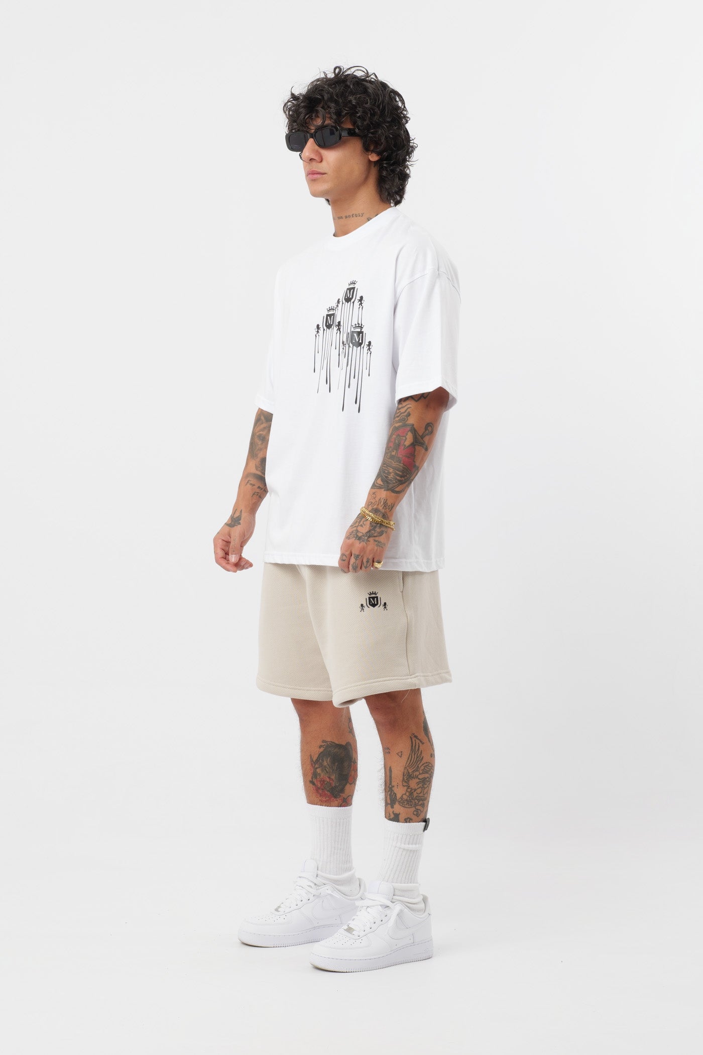 Schwarzes T-Shirt mit schwarzem Logo