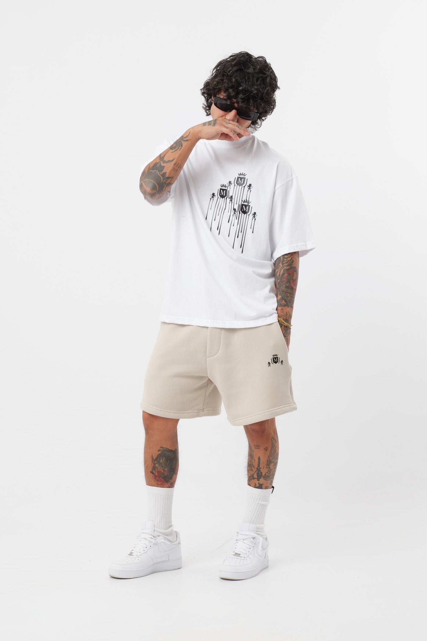 Schwarzes T-Shirt mit schwarzem Logo