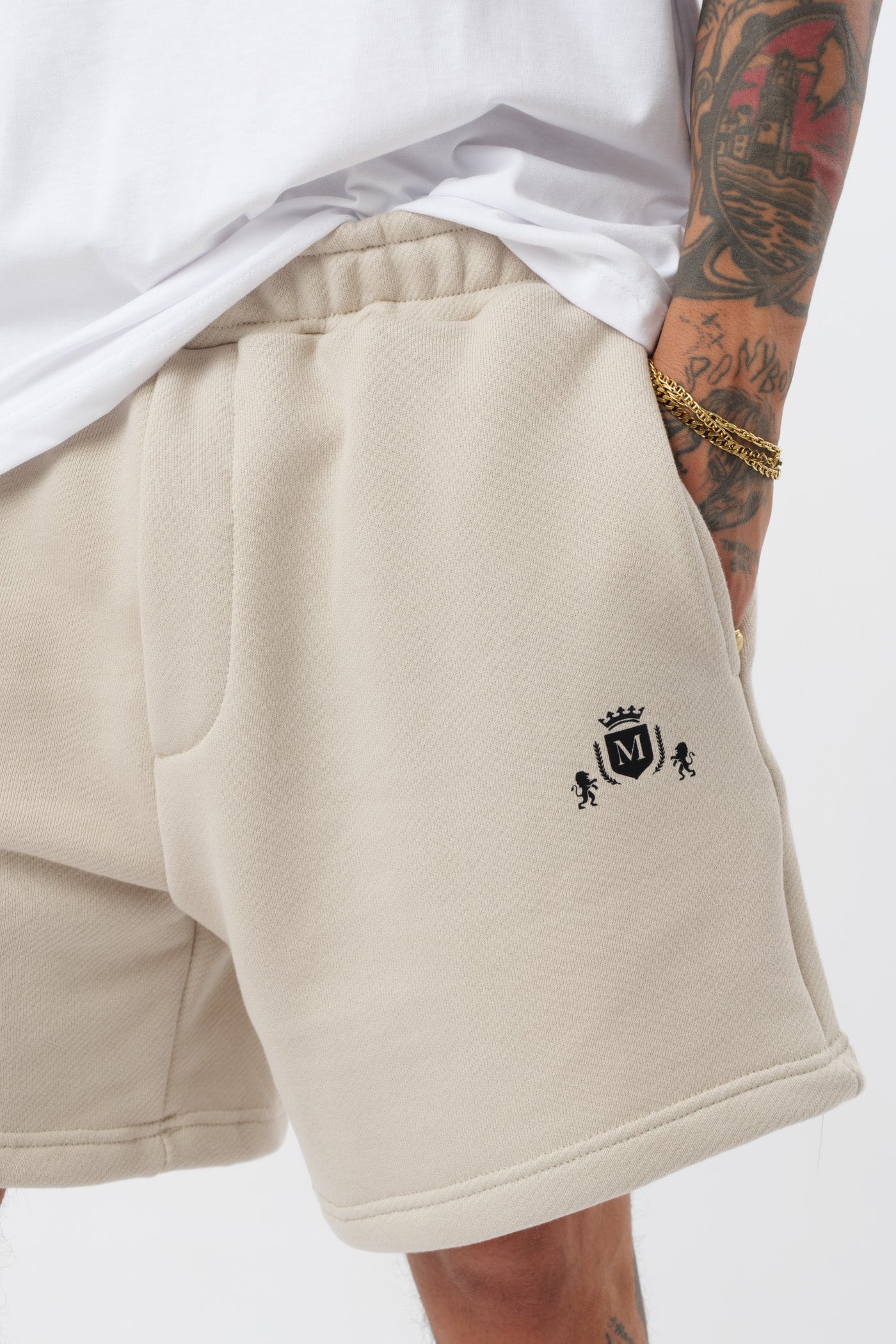 Schwarzes T-Shirt mit schwarzem Logo