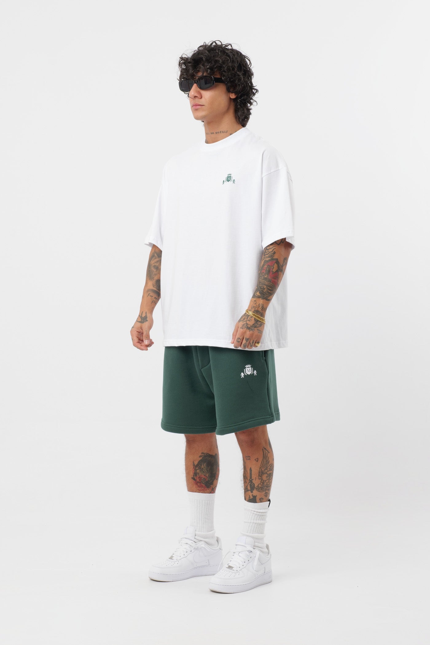 Schwarzes T-Shirt mit schwarzem Logo
