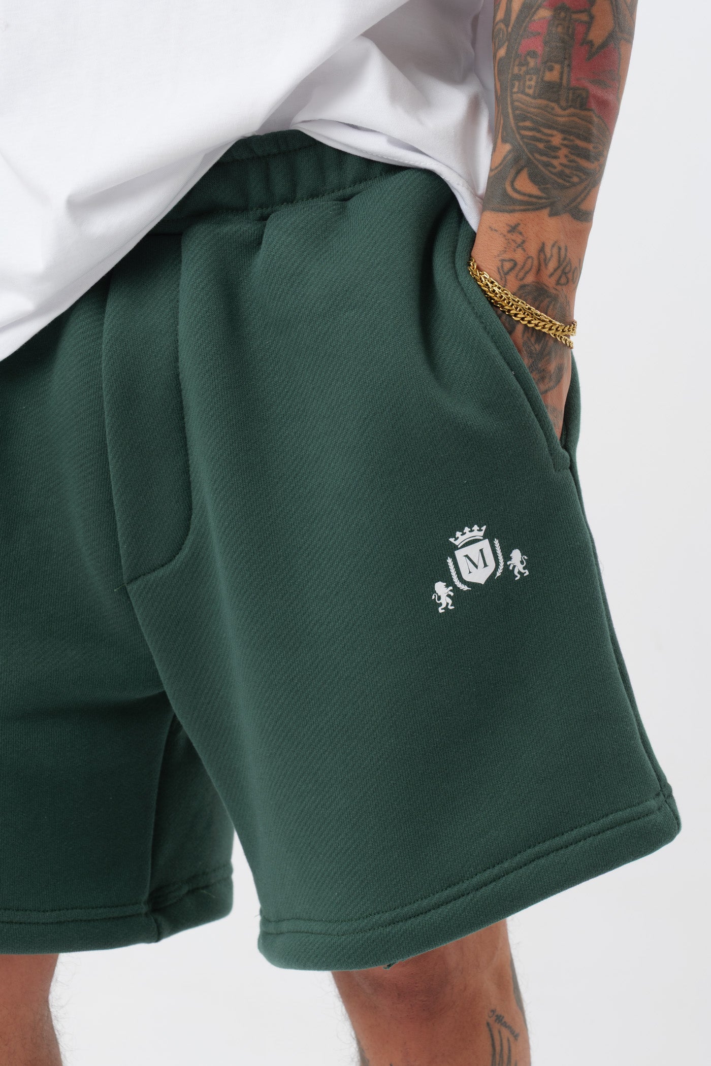 Schwarzes T-Shirt mit schwarzem Logo