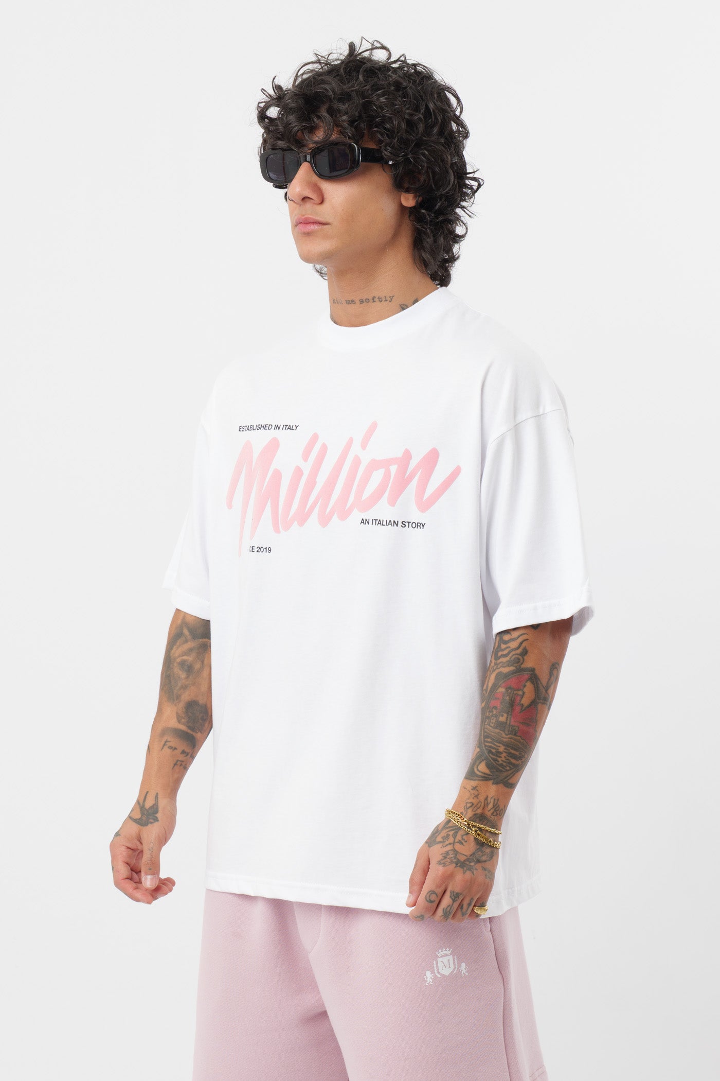 Weißes T-Shirt mit schwarzem Logo