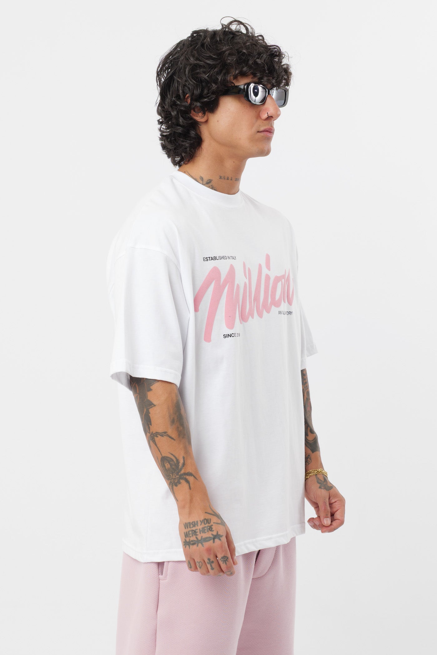 Weißes T-Shirt mit schwarzem Logo