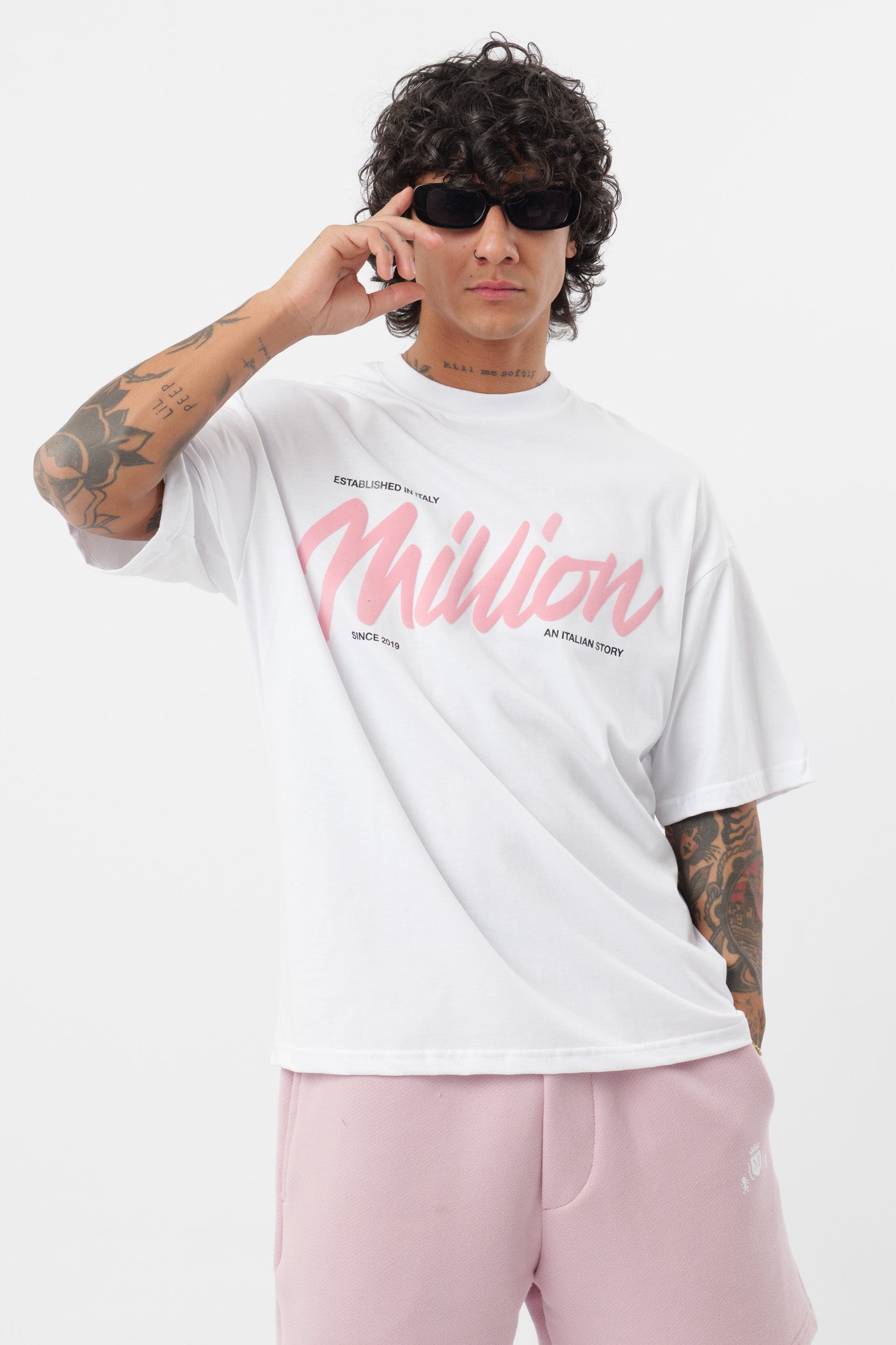 Weißes T-Shirt mit schwarzem Logo