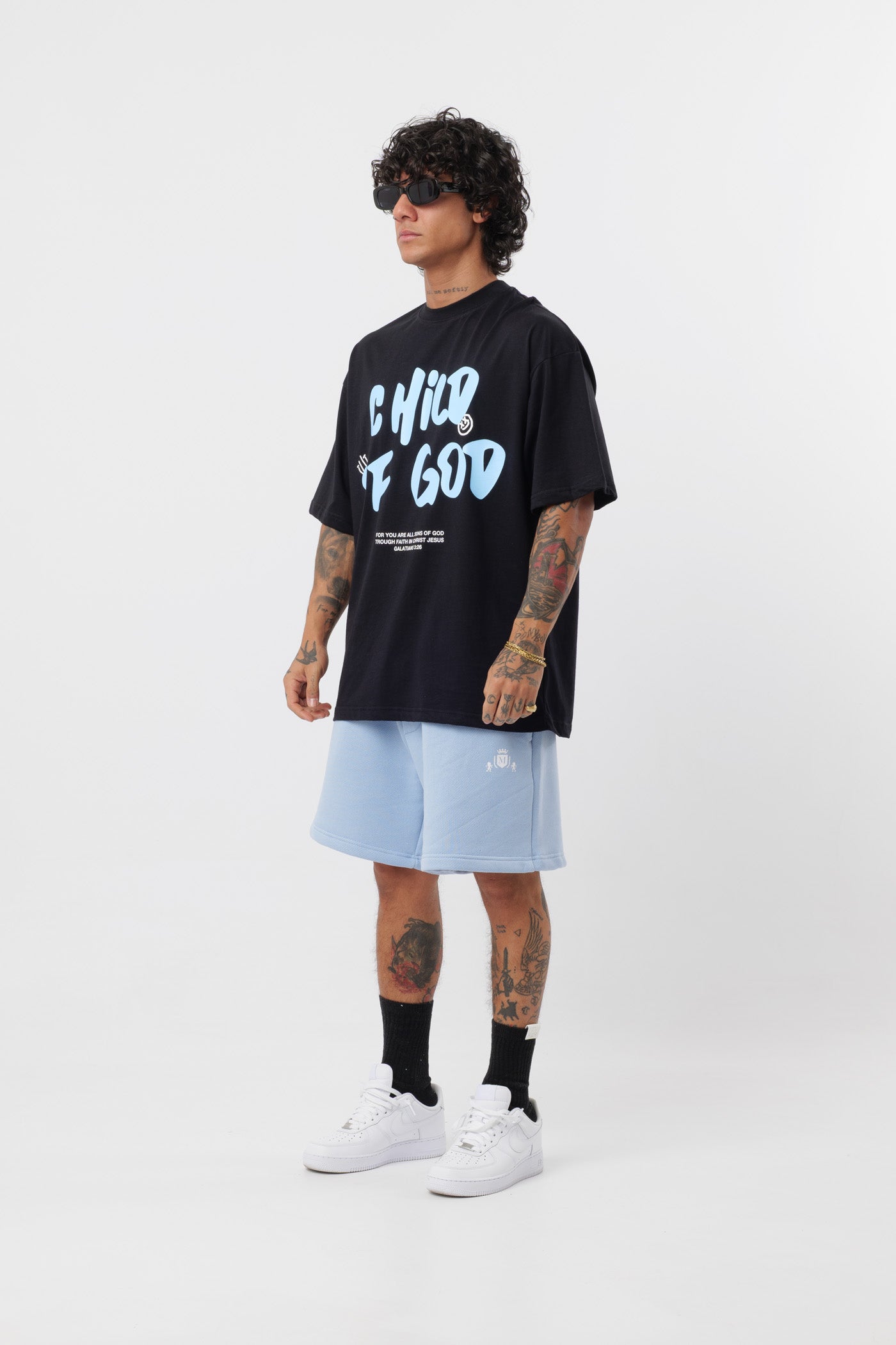 Schwarzes T-Shirt mit schwarzem Logo