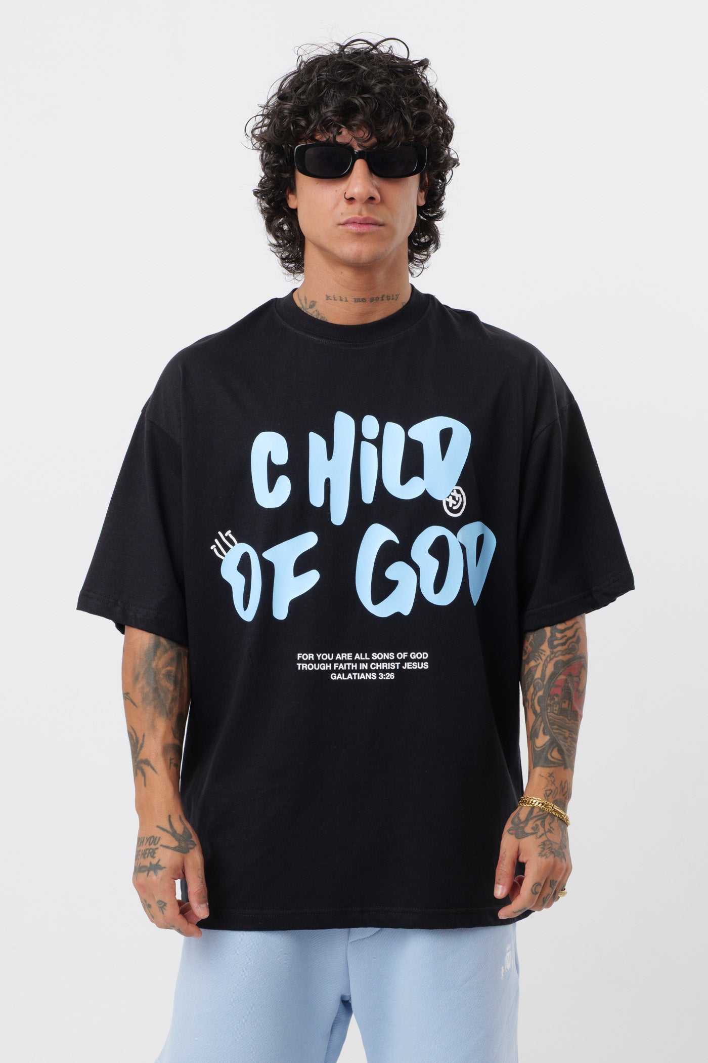 Schwarzes T-Shirt mit schwarzem Logo