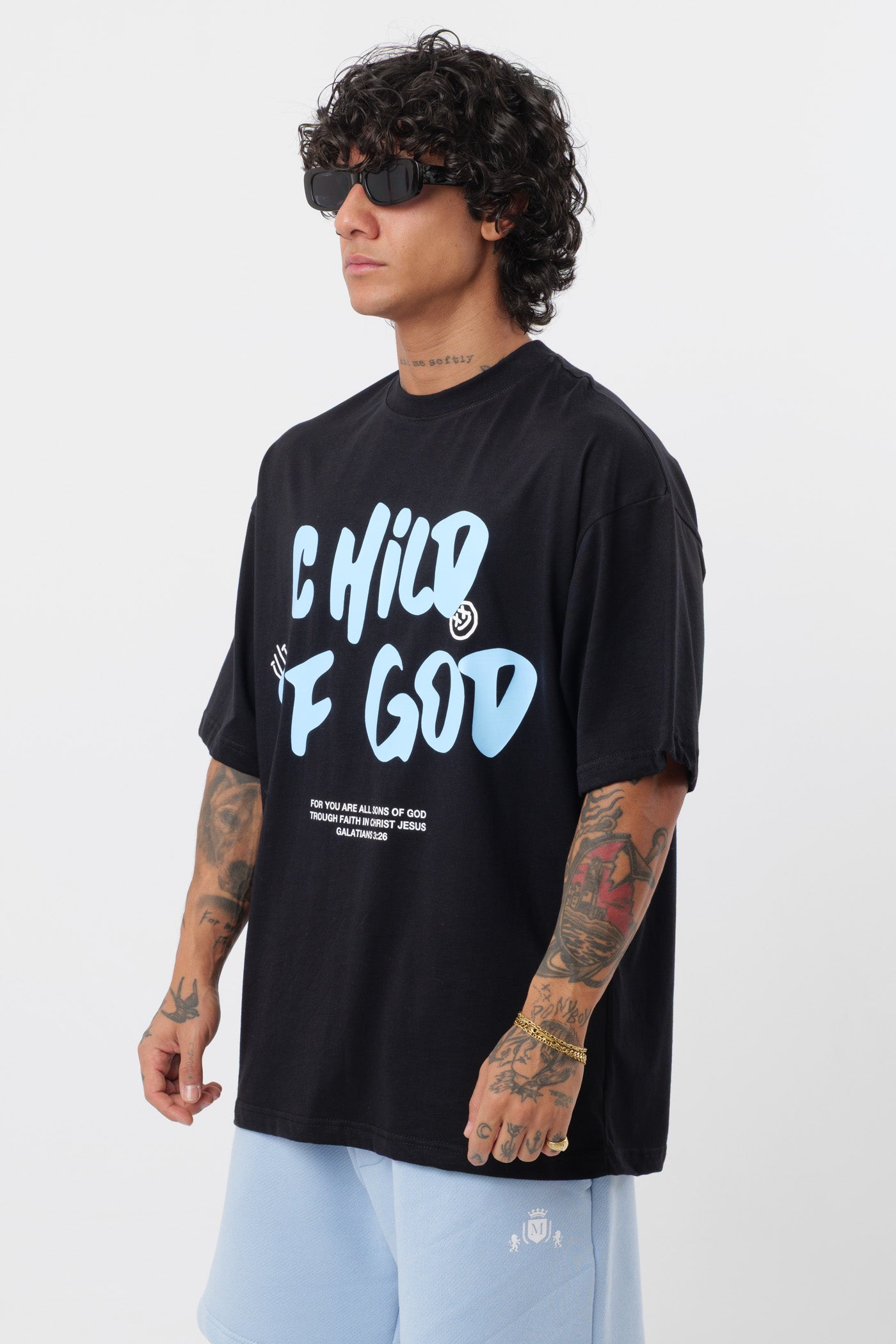 Schwarzes T-Shirt mit schwarzem Logo