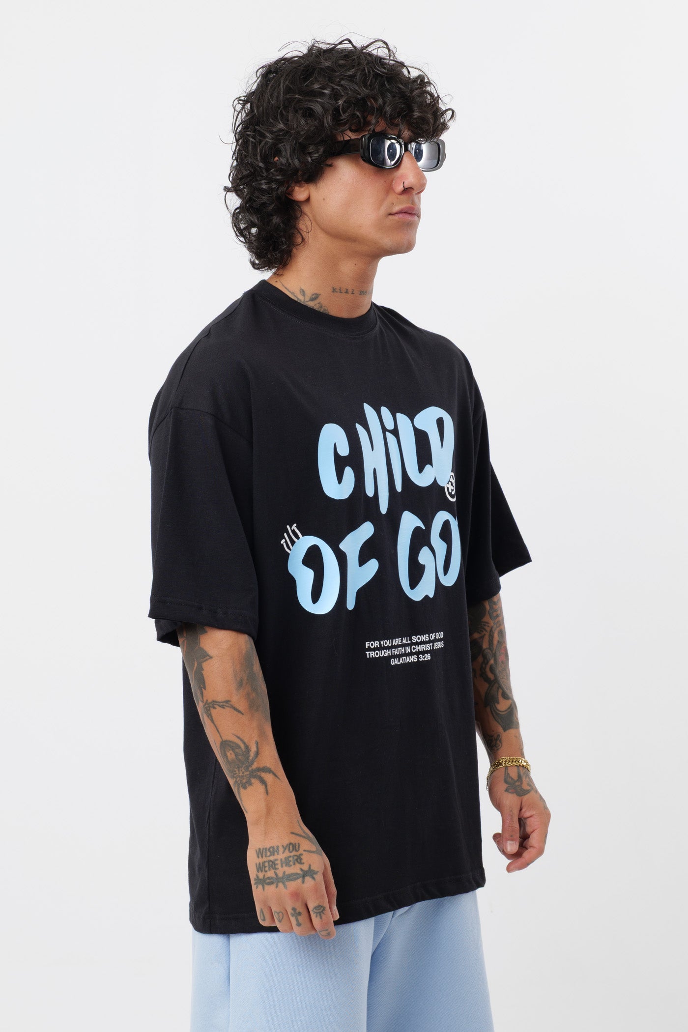 Schwarzes T-Shirt mit schwarzem Logo