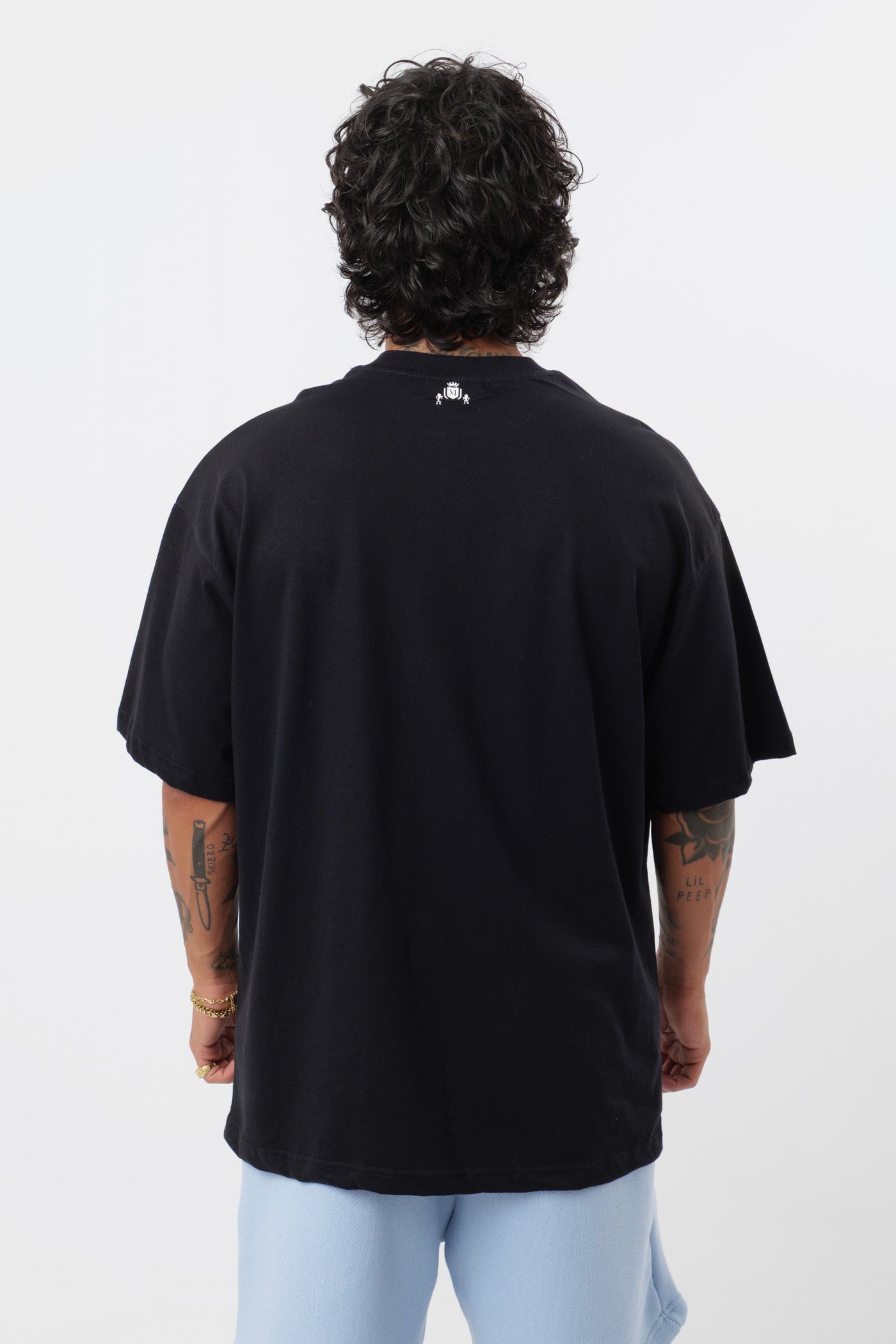 Schwarzes T-Shirt mit schwarzem Logo