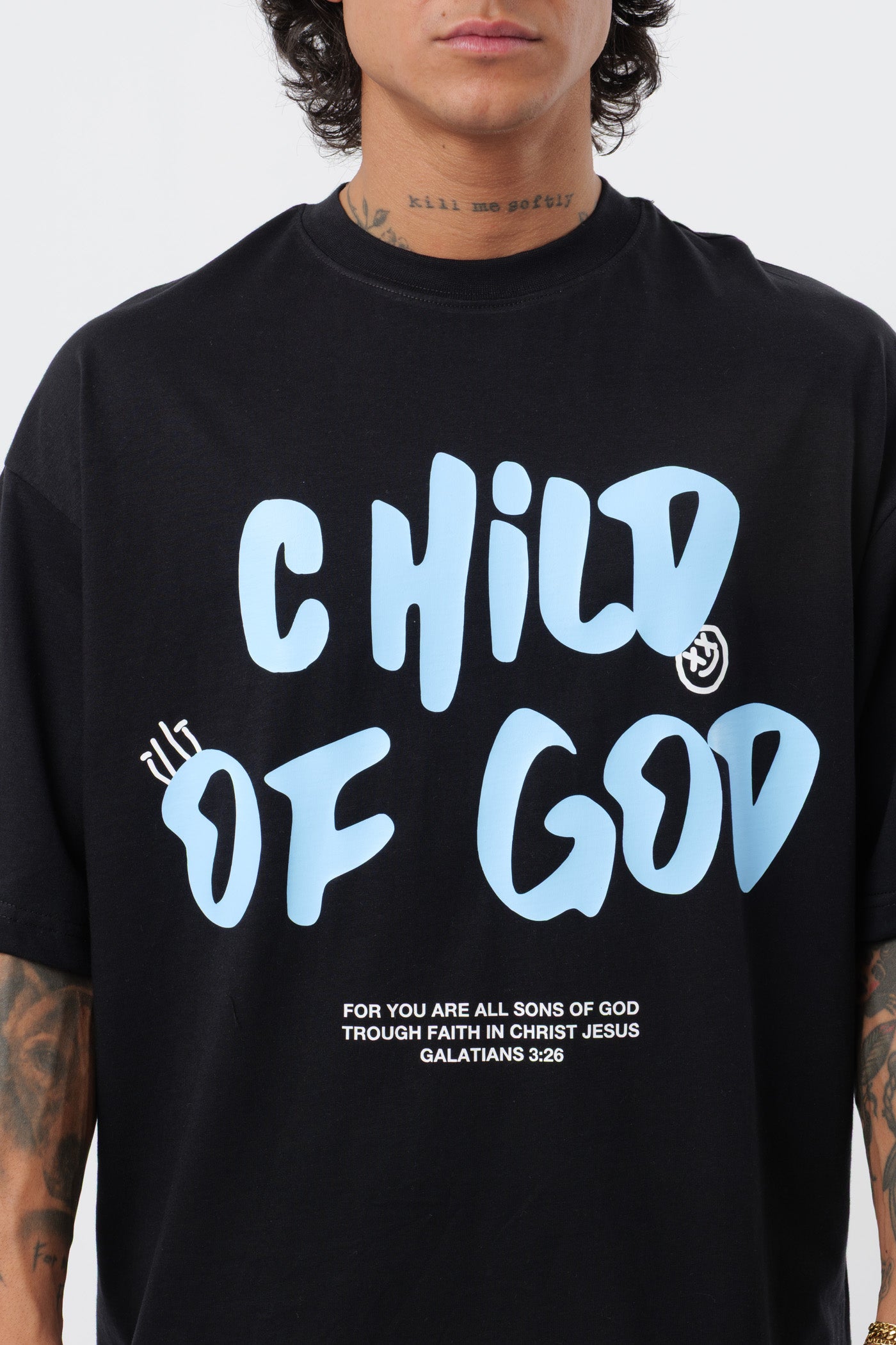 Schwarzes T-Shirt mit schwarzem Logo