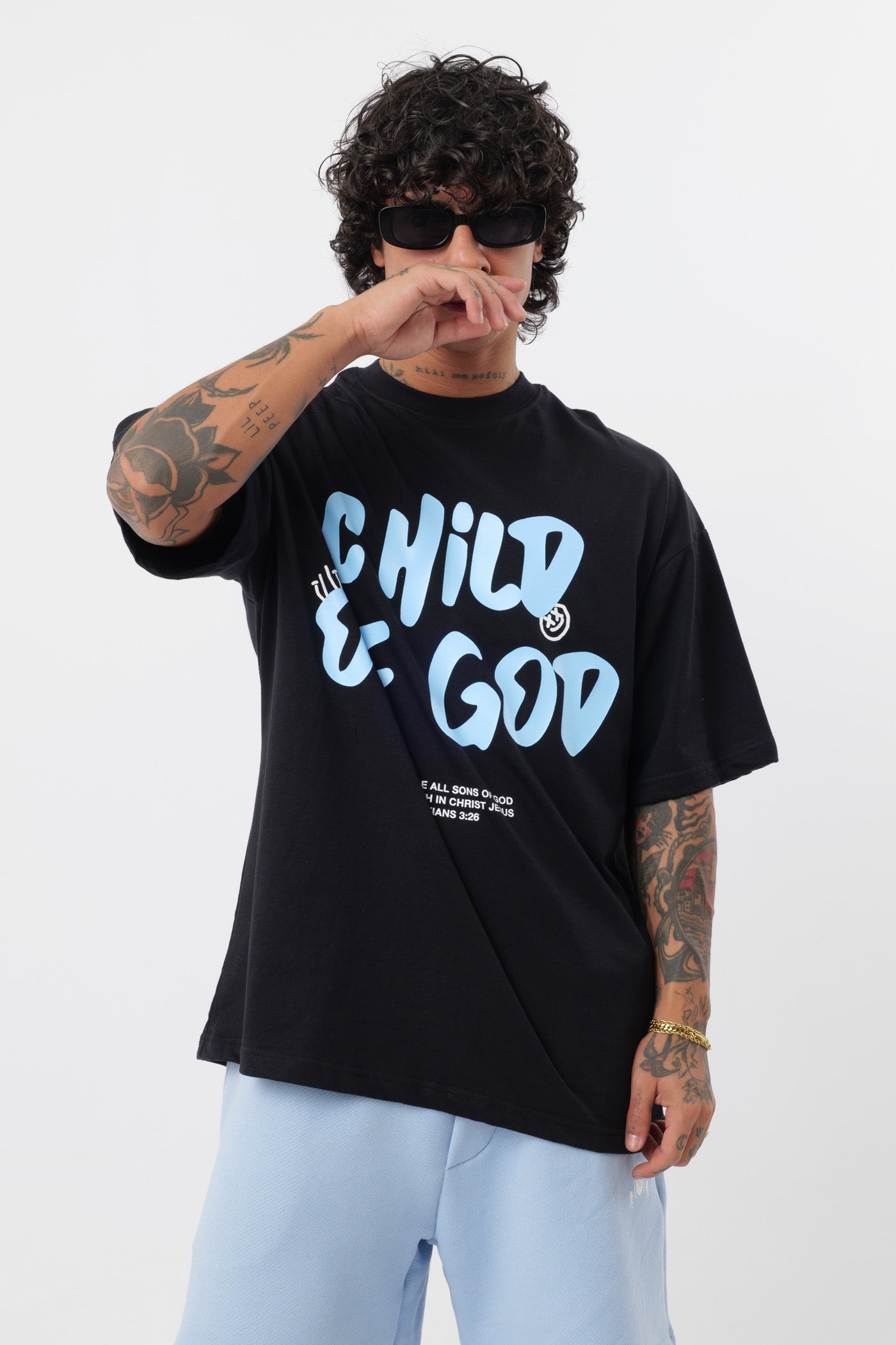 Schwarzes T-Shirt mit schwarzem Logo