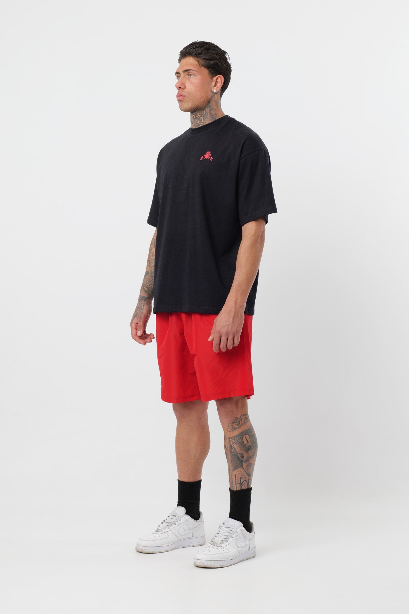 Schwarzes T-Shirt mit schwarzem Logo