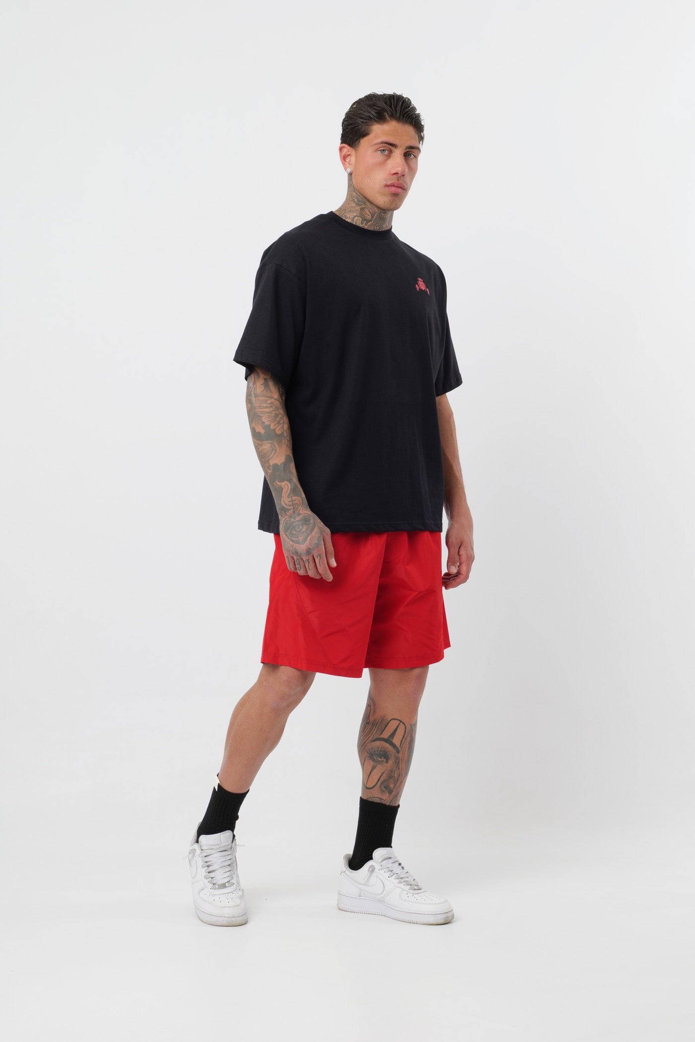 Schwarzes T-Shirt mit schwarzem Logo