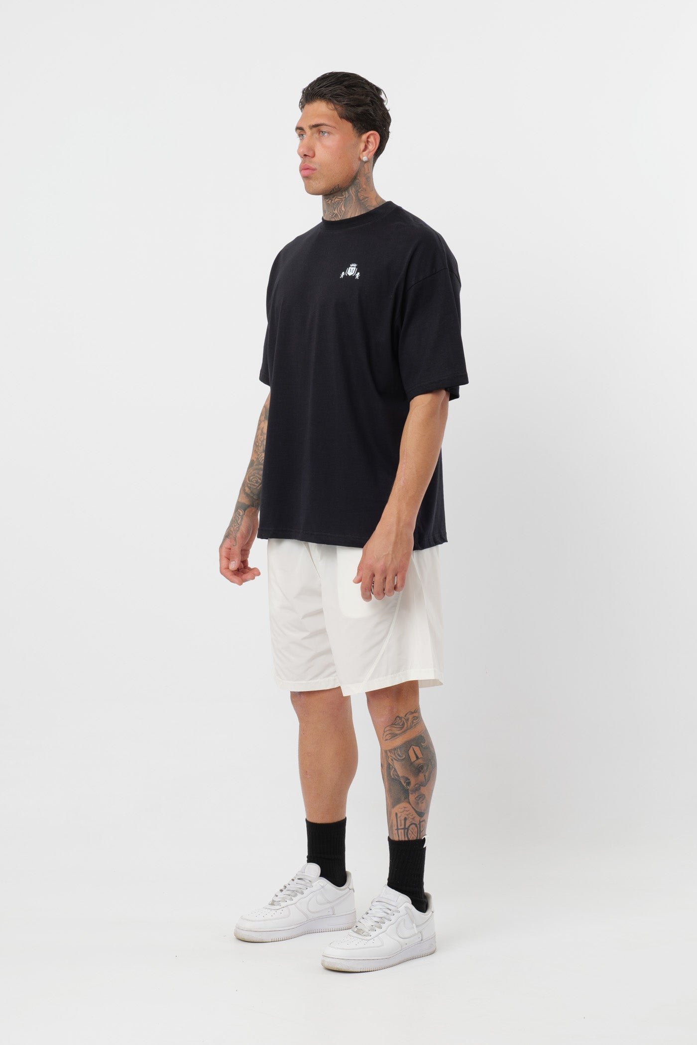Schwarzes T-Shirt mit schwarzem Logo