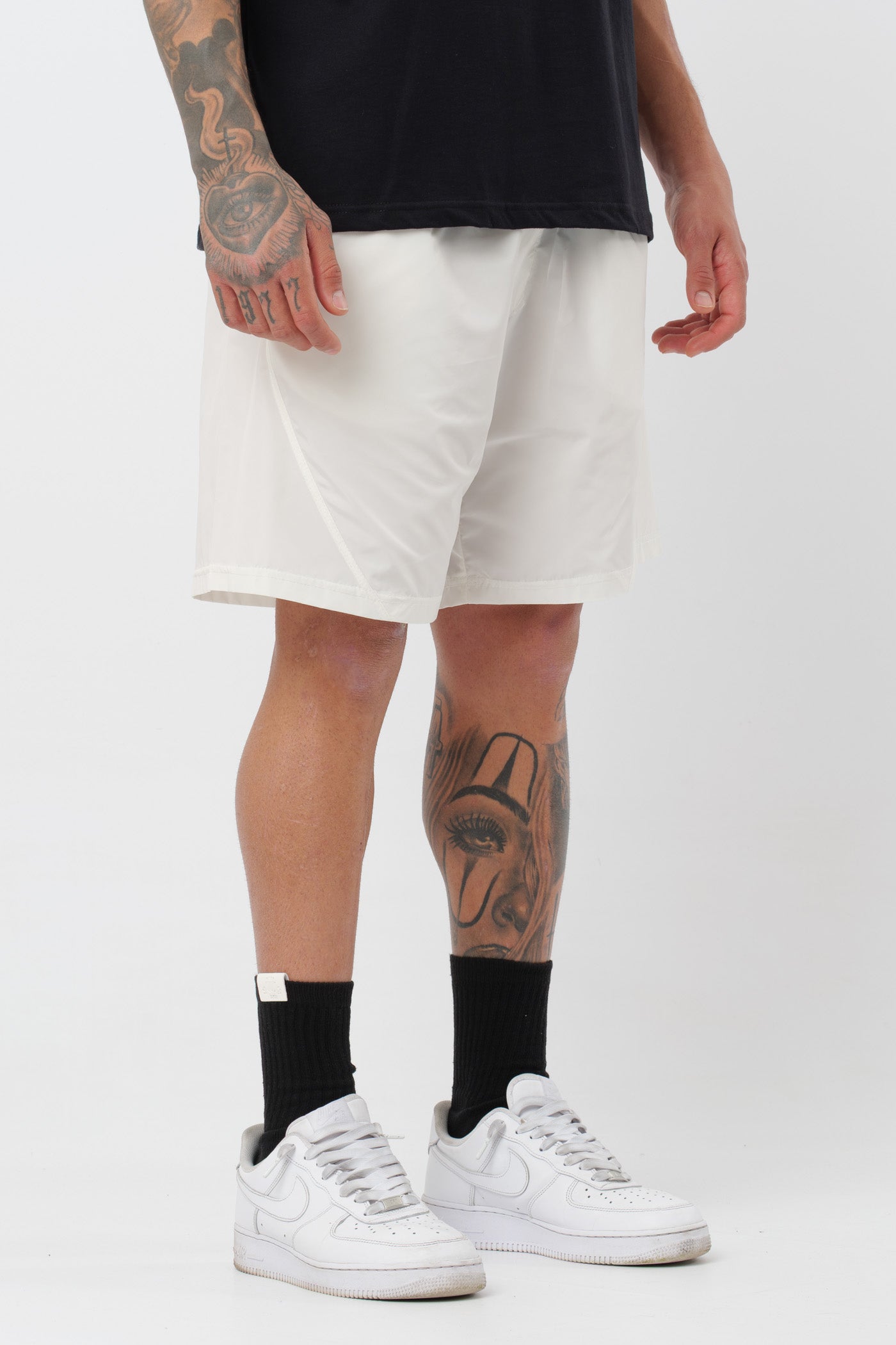 Schwarzes T-Shirt mit schwarzem Logo