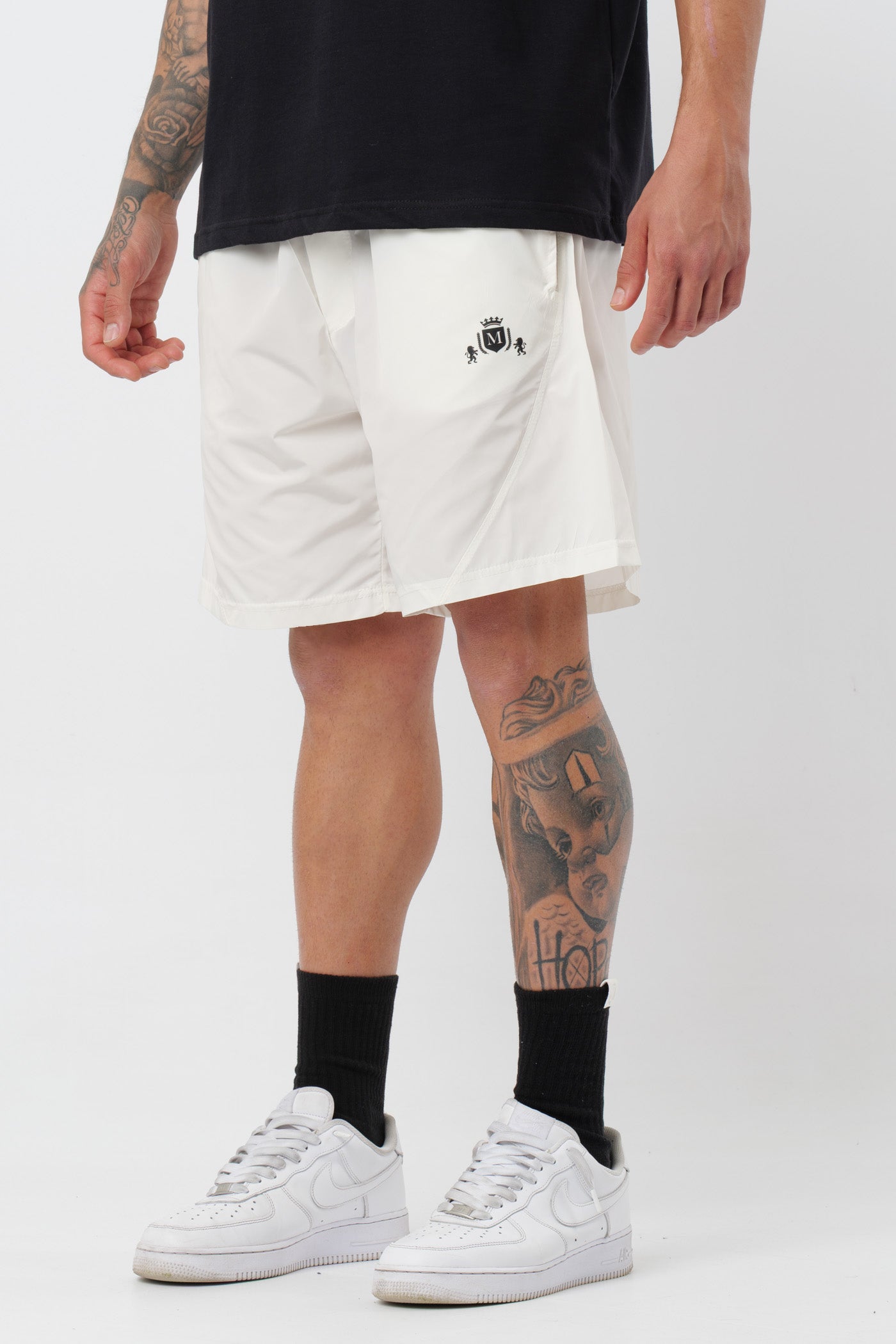 Schwarzes T-Shirt mit schwarzem Logo