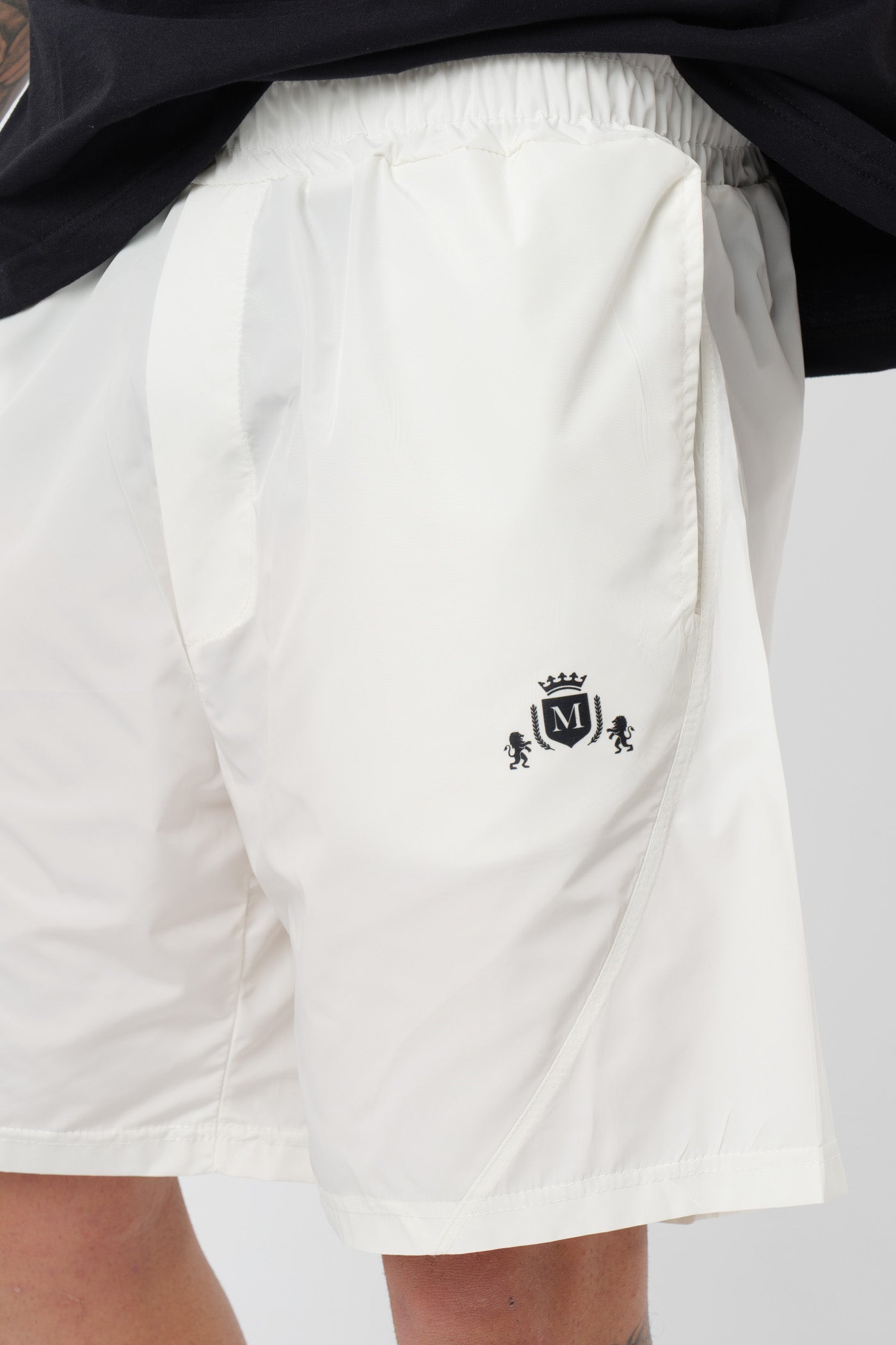 Schwarzes T-Shirt mit schwarzem Logo