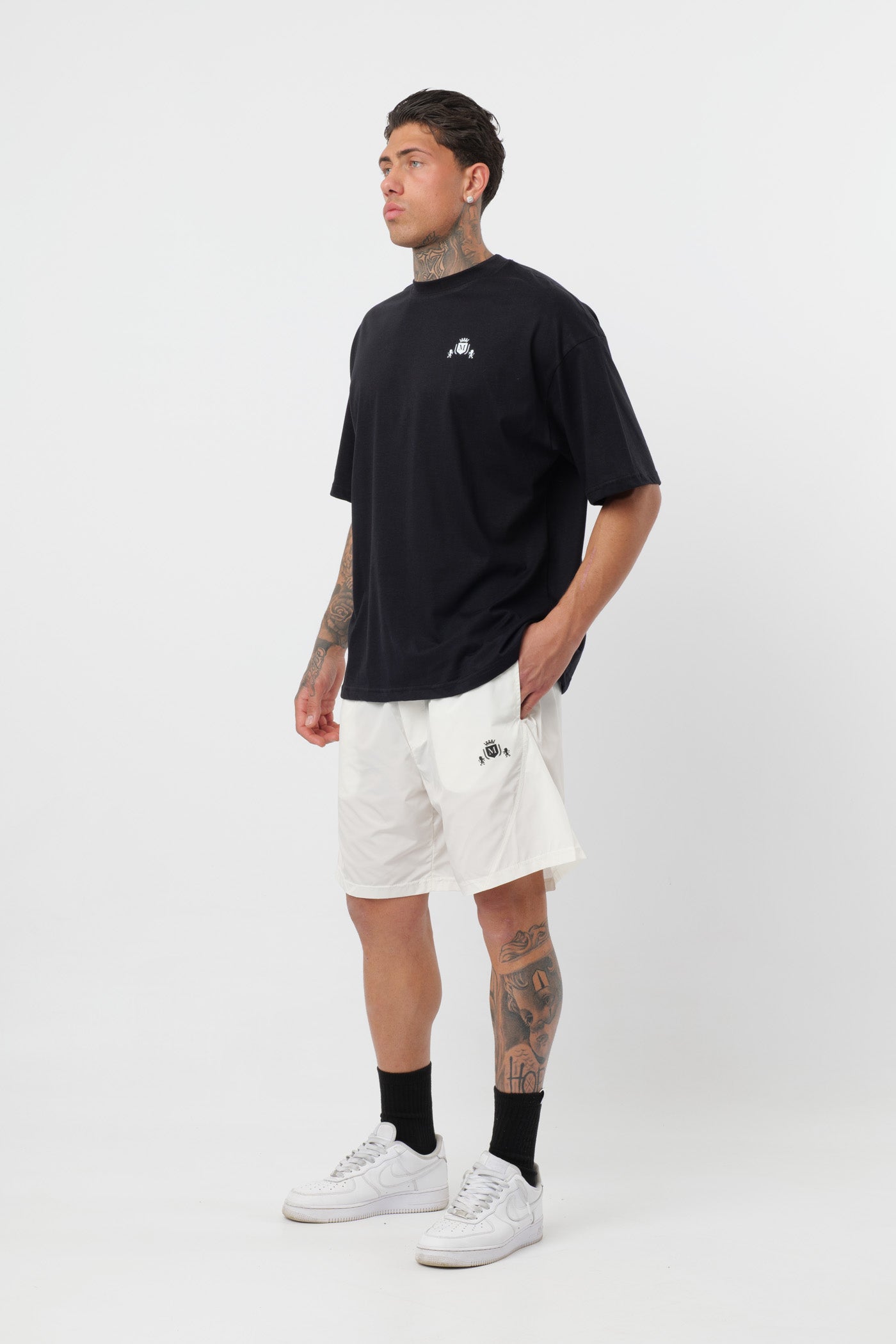 Schwarzes T-Shirt mit schwarzem Logo