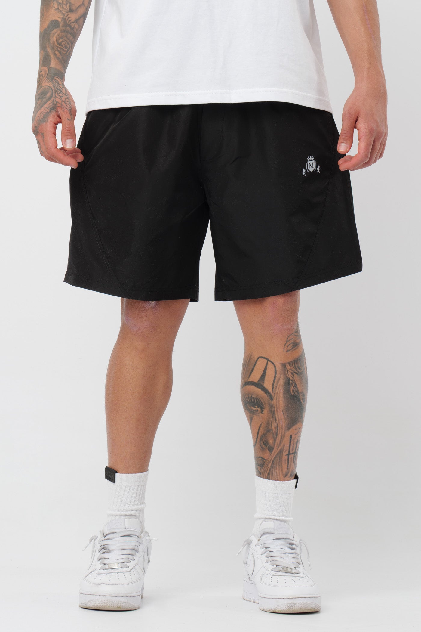 Schwarzes T-Shirt mit schwarzem Logo
