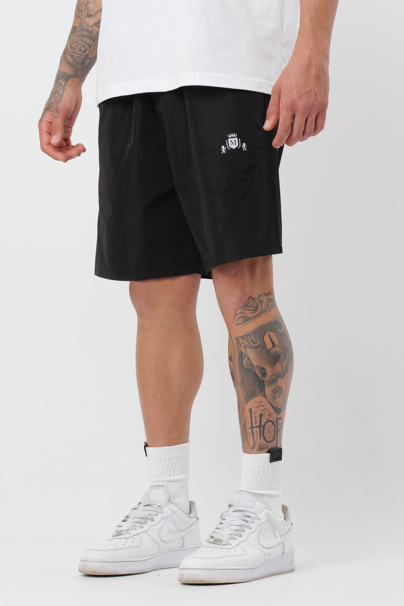 Schwarzes T-Shirt mit schwarzem Logo