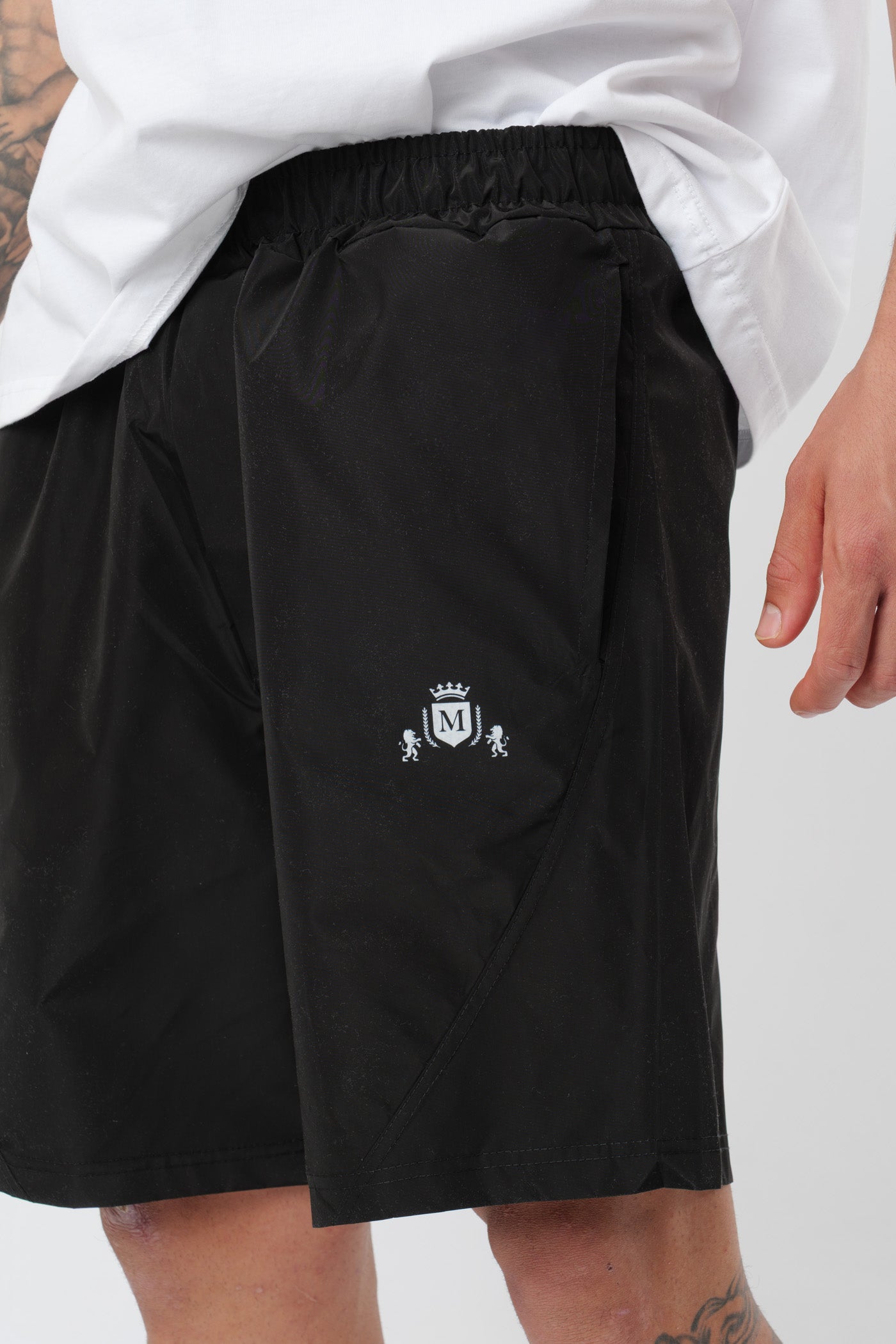 Schwarzes T-Shirt mit schwarzem Logo