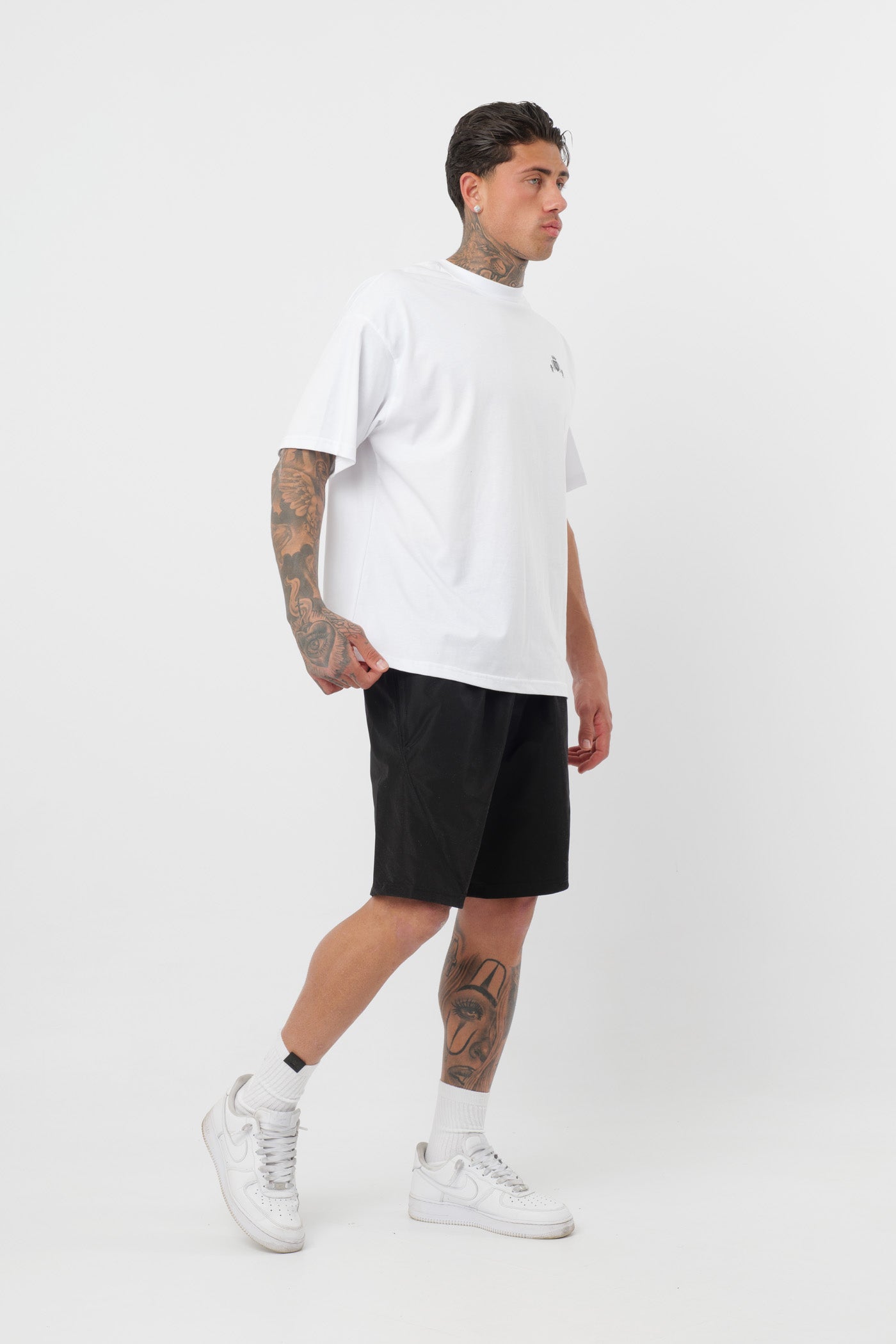 Schwarzes T-Shirt mit schwarzem Logo