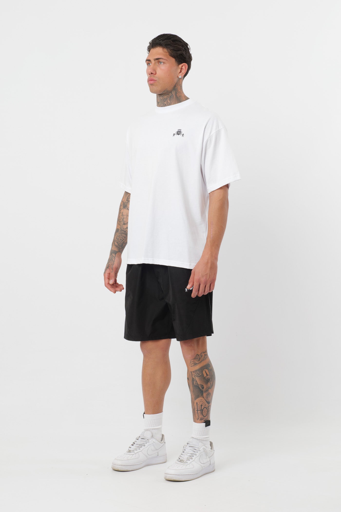 Schwarzes T-Shirt mit schwarzem Logo