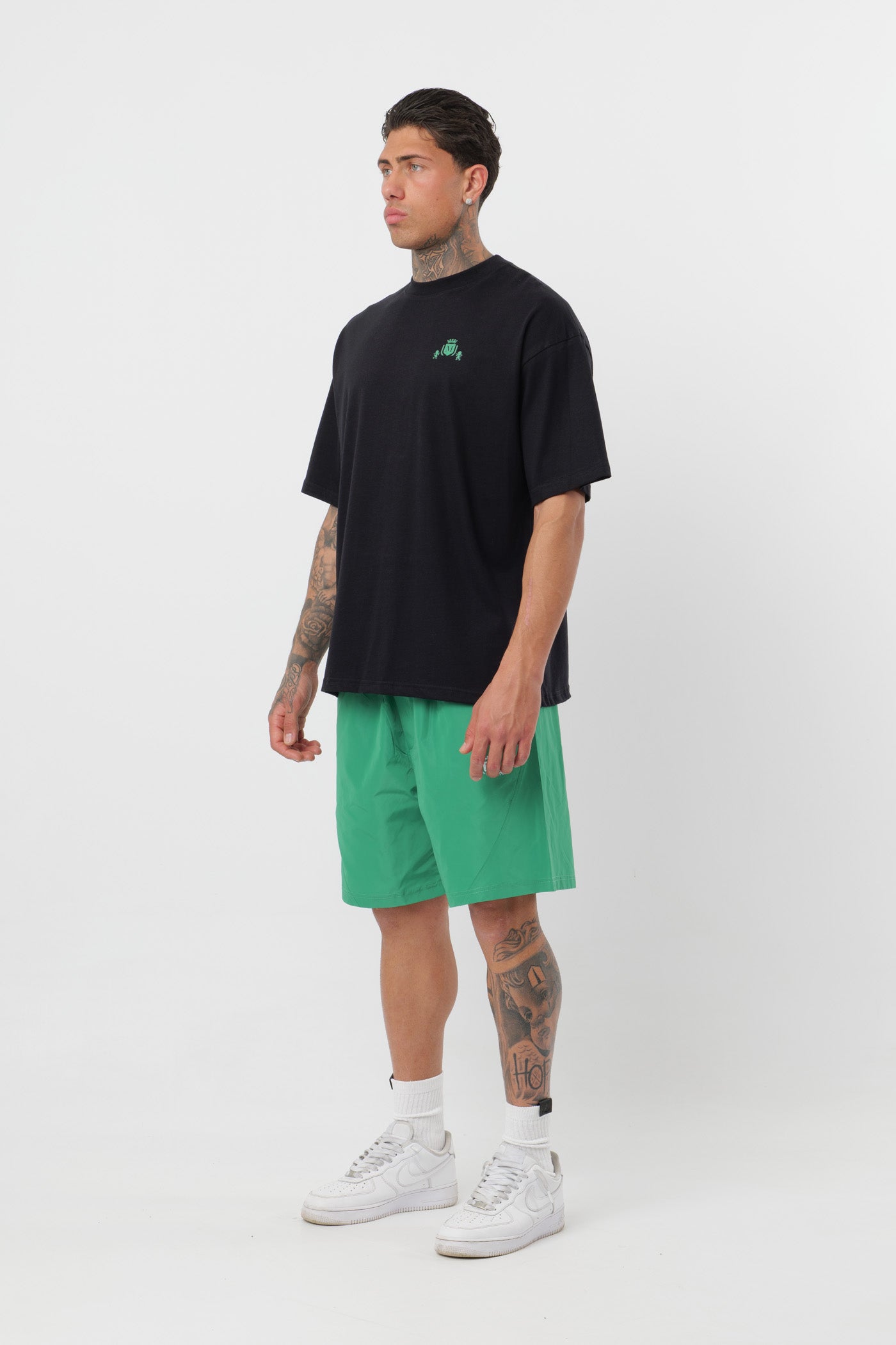 Schwarzes T-Shirt mit schwarzem Logo