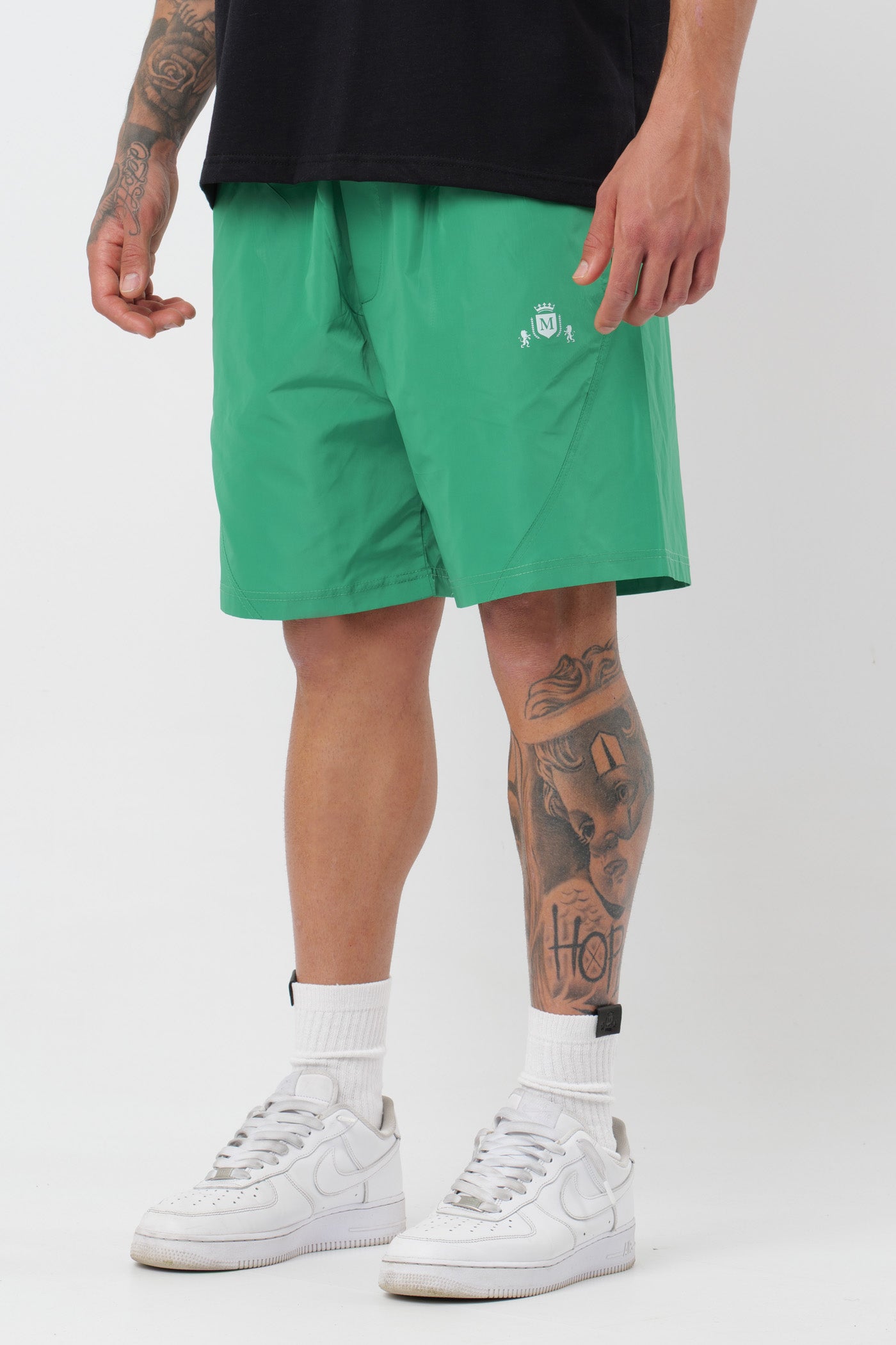Schwarzes T-Shirt mit schwarzem Logo