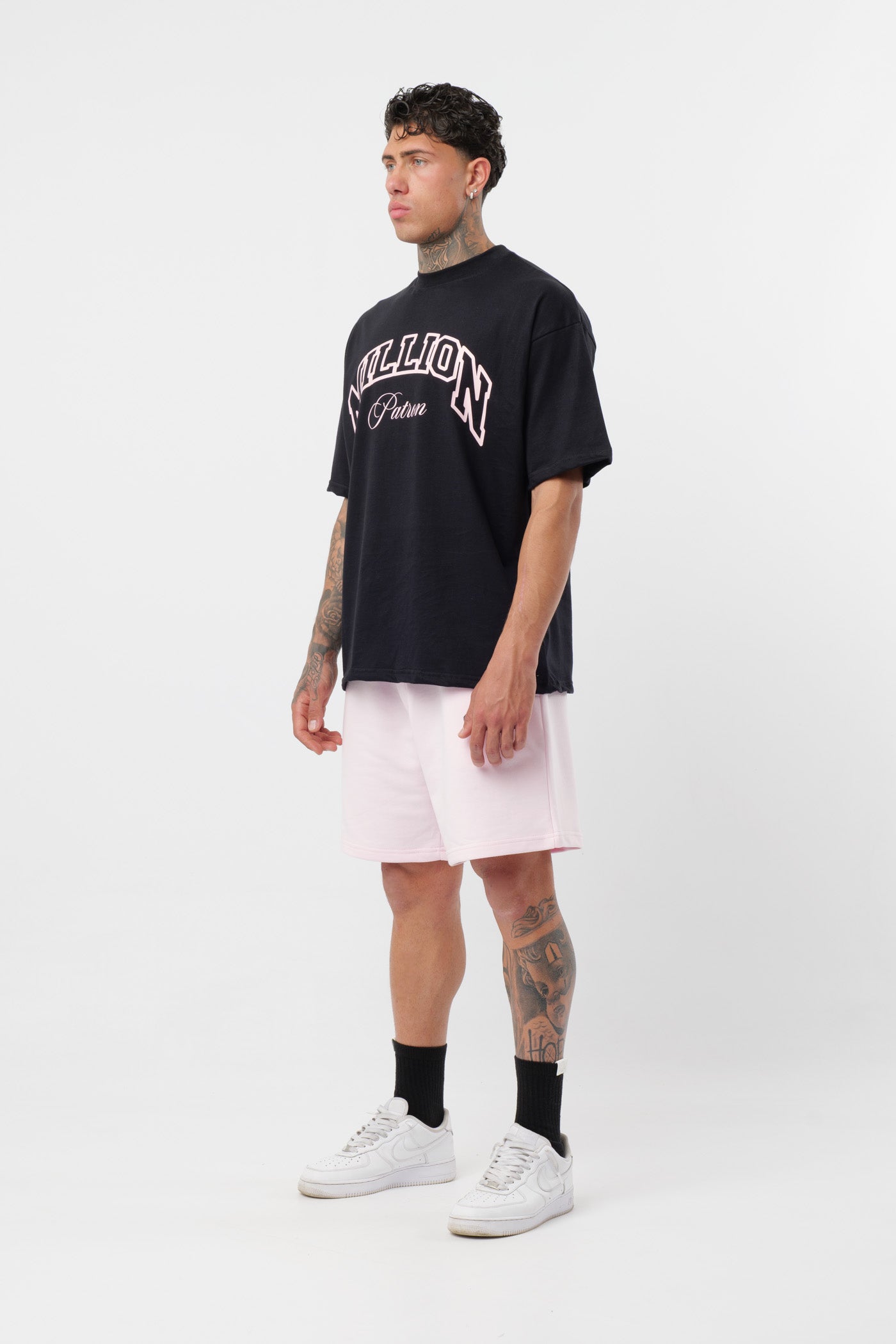 Schwarzes T-Shirt mit schwarzem Logo