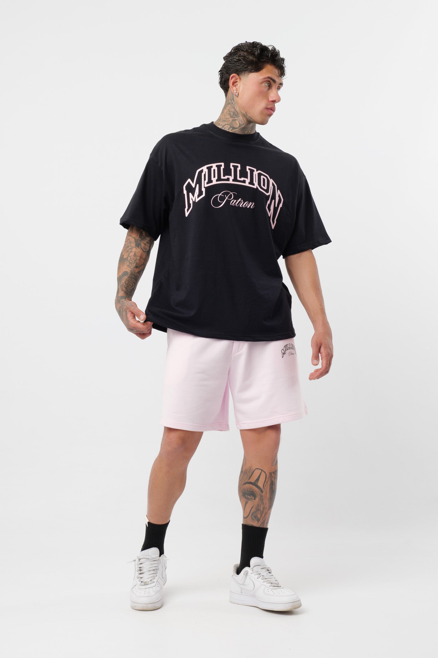 Schwarzes T-Shirt mit schwarzem Logo