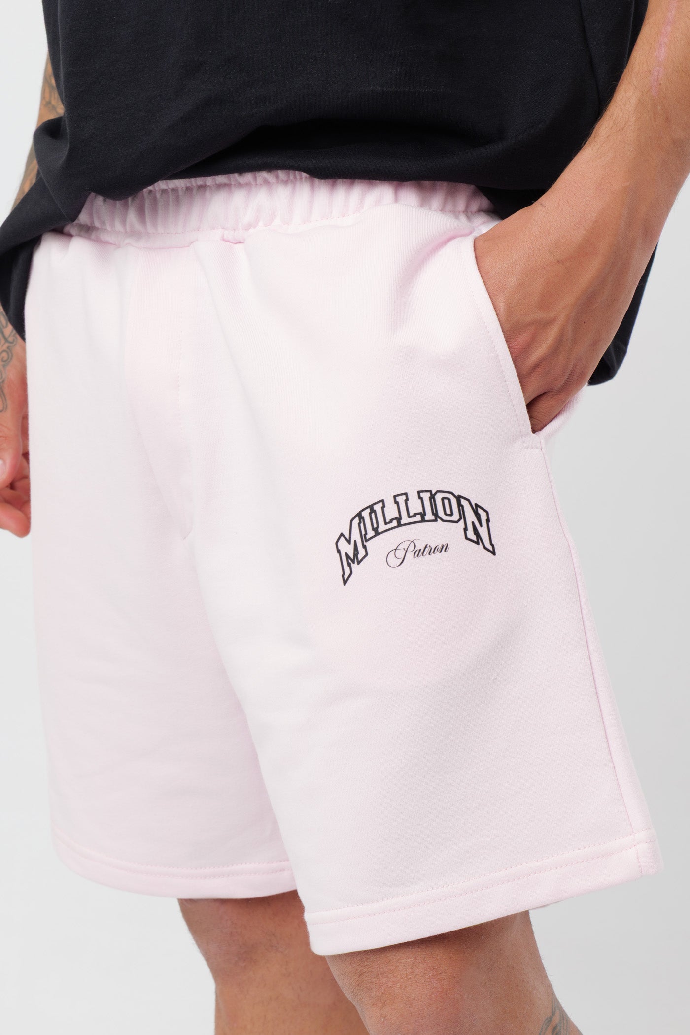 Schwarzes T-Shirt mit schwarzem Logo