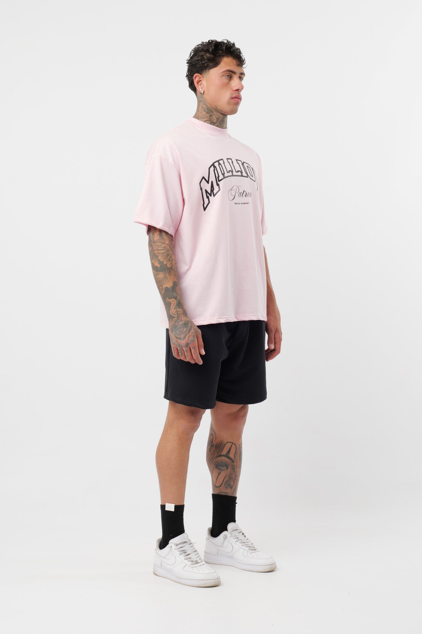 Schwarzes T-Shirt mit schwarzem Logo
