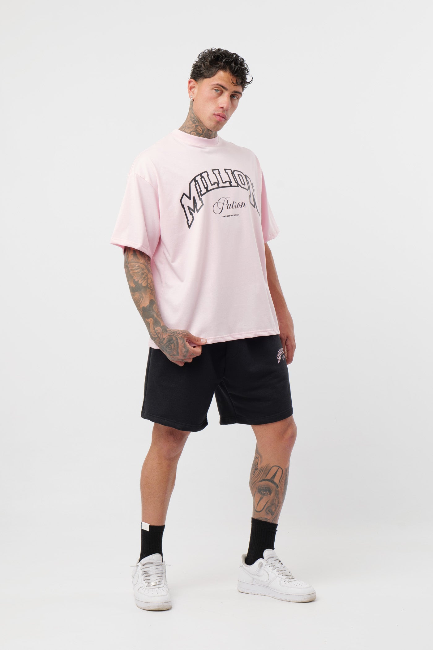 Weißes T-Shirt mit schwarzem Logo