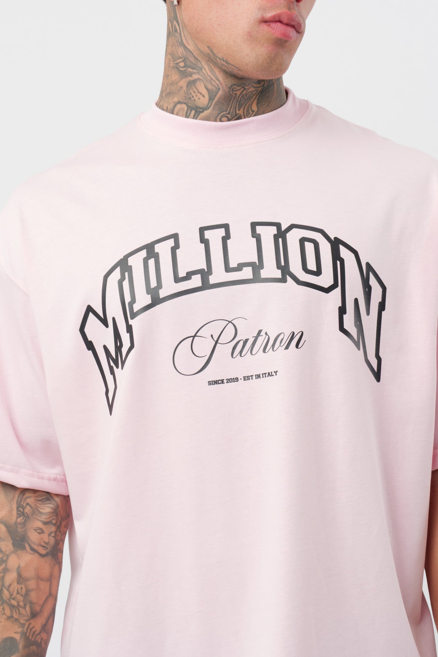 Weißes T-Shirt mit schwarzem Logo