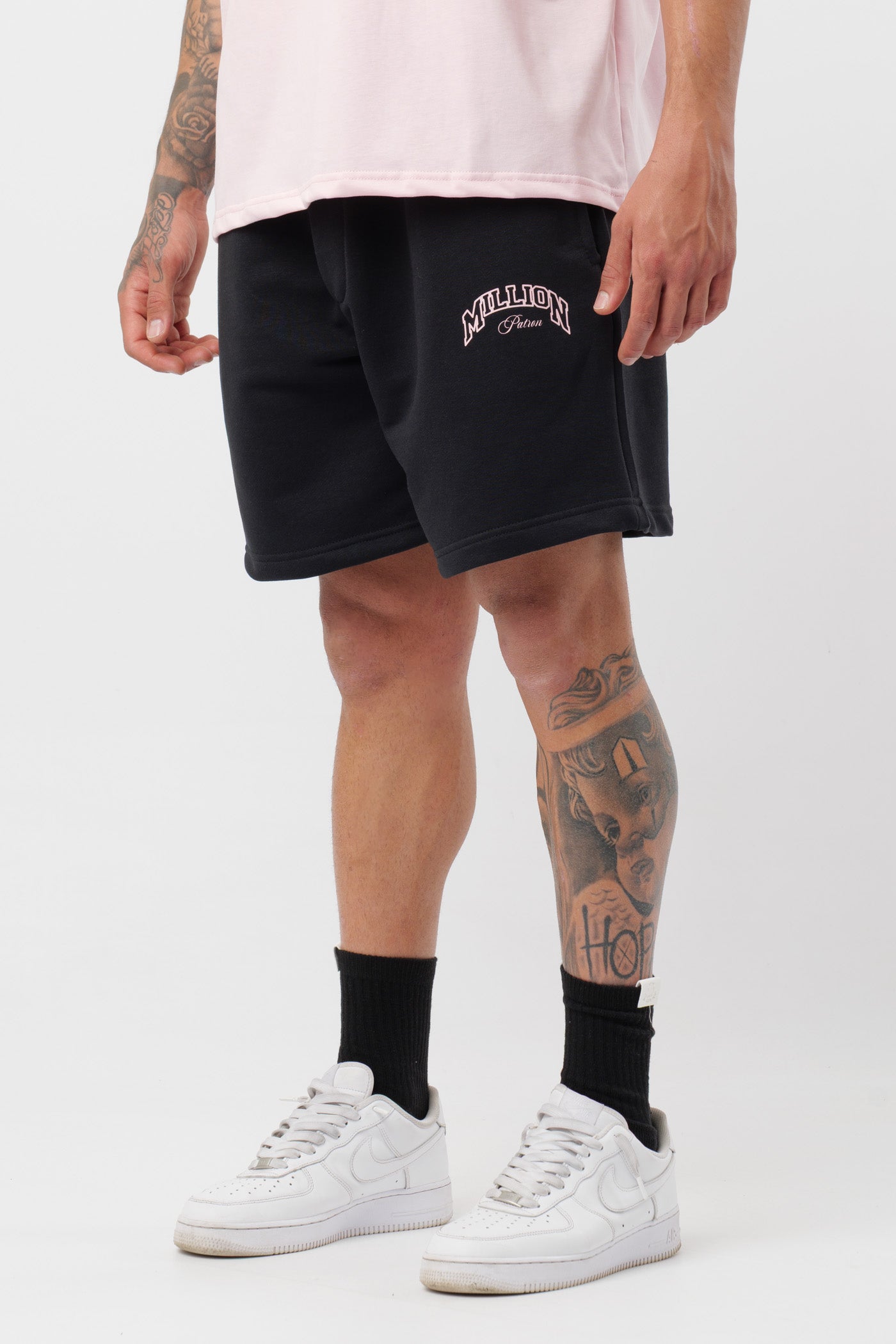 Schwarzes T-Shirt mit schwarzem Logo