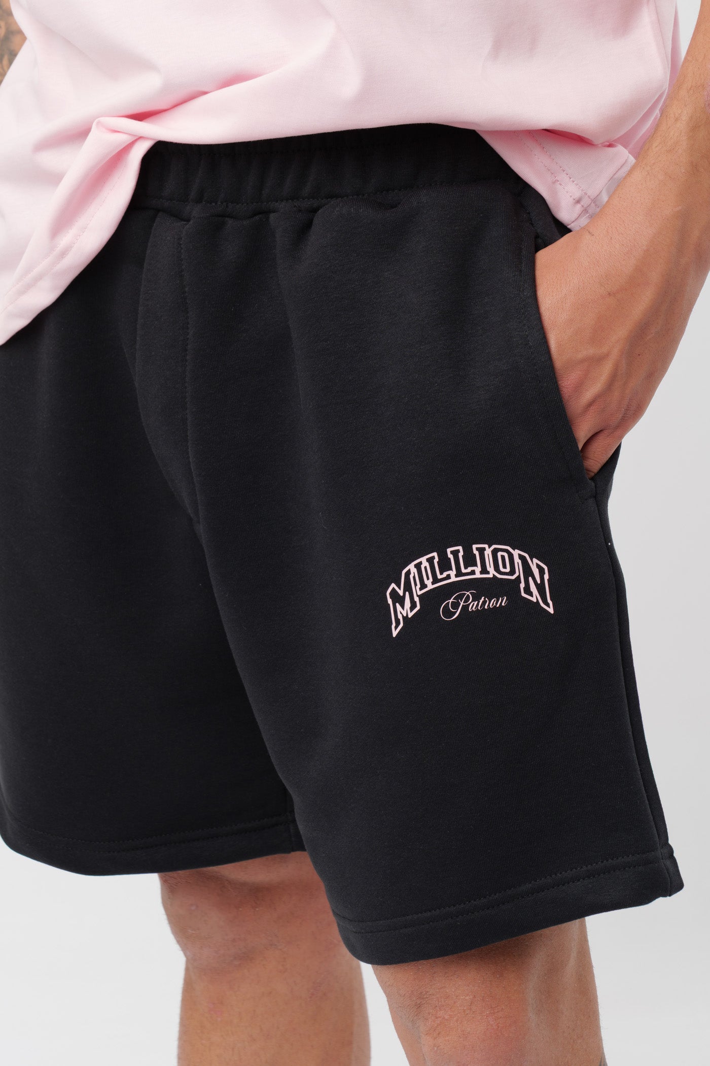 Schwarzes T-Shirt mit schwarzem Logo