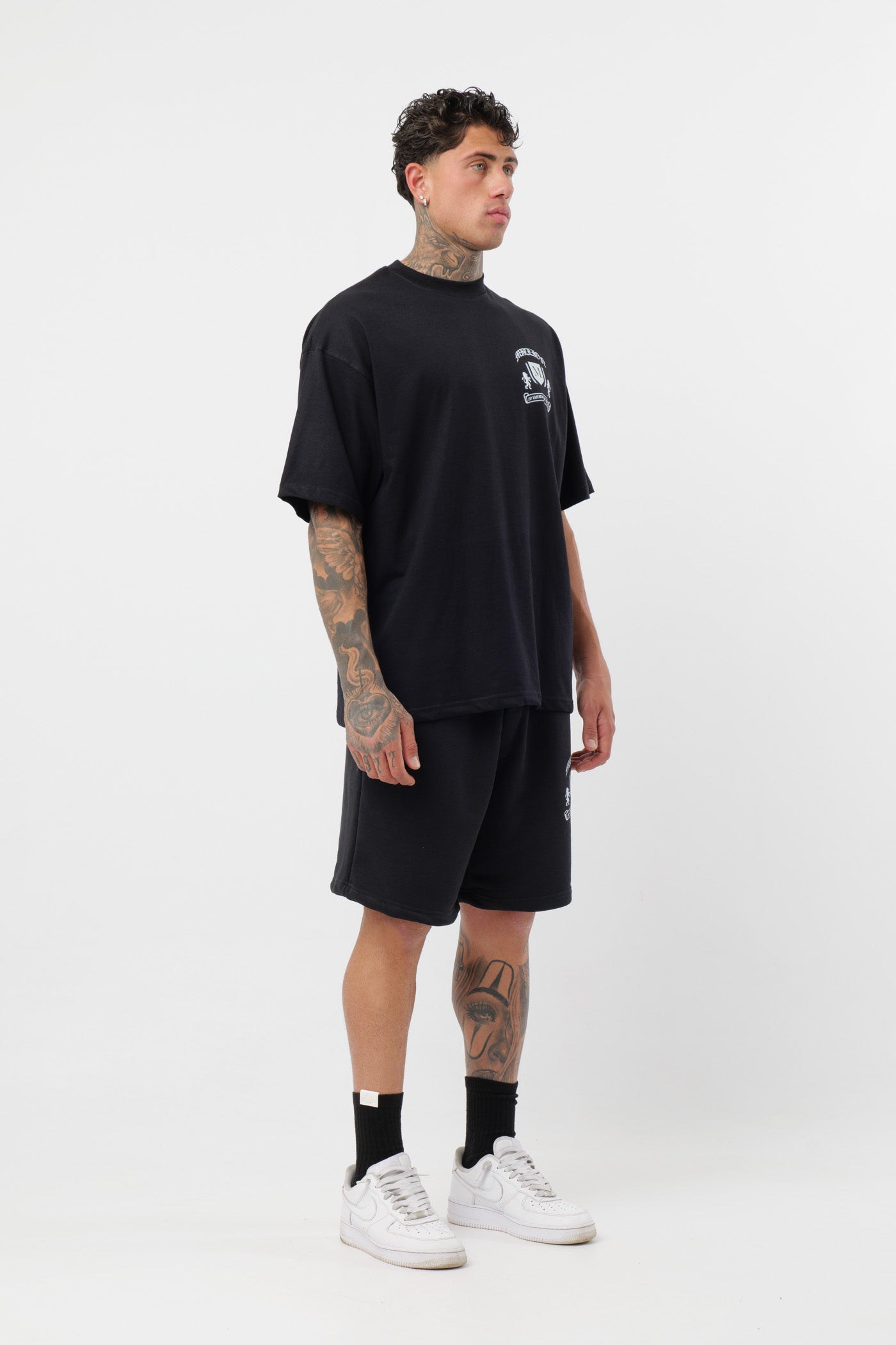 Schwarzes T-Shirt mit schwarzem Logo