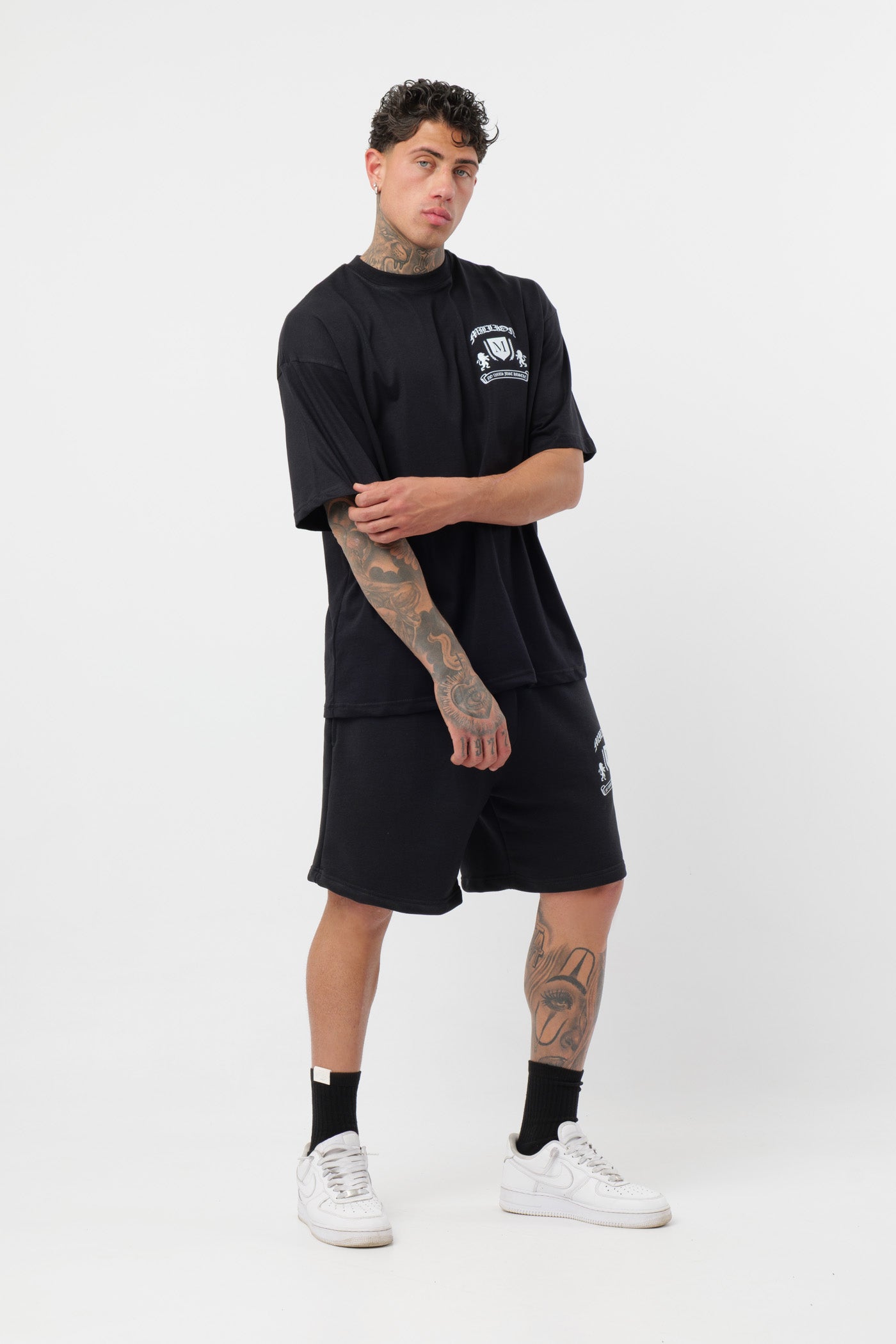Schwarzes T-Shirt mit schwarzem Logo