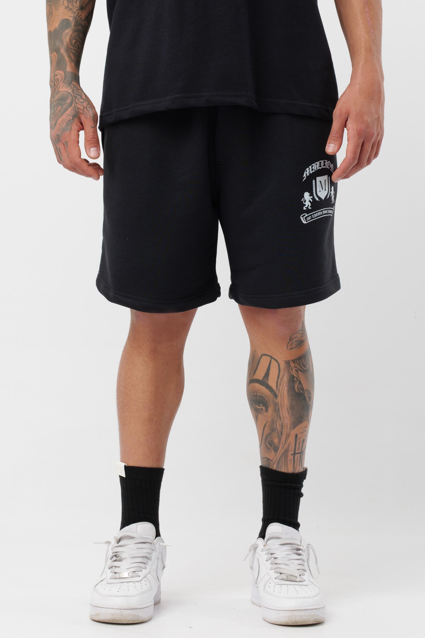 Schwarzes T-Shirt mit schwarzem Logo