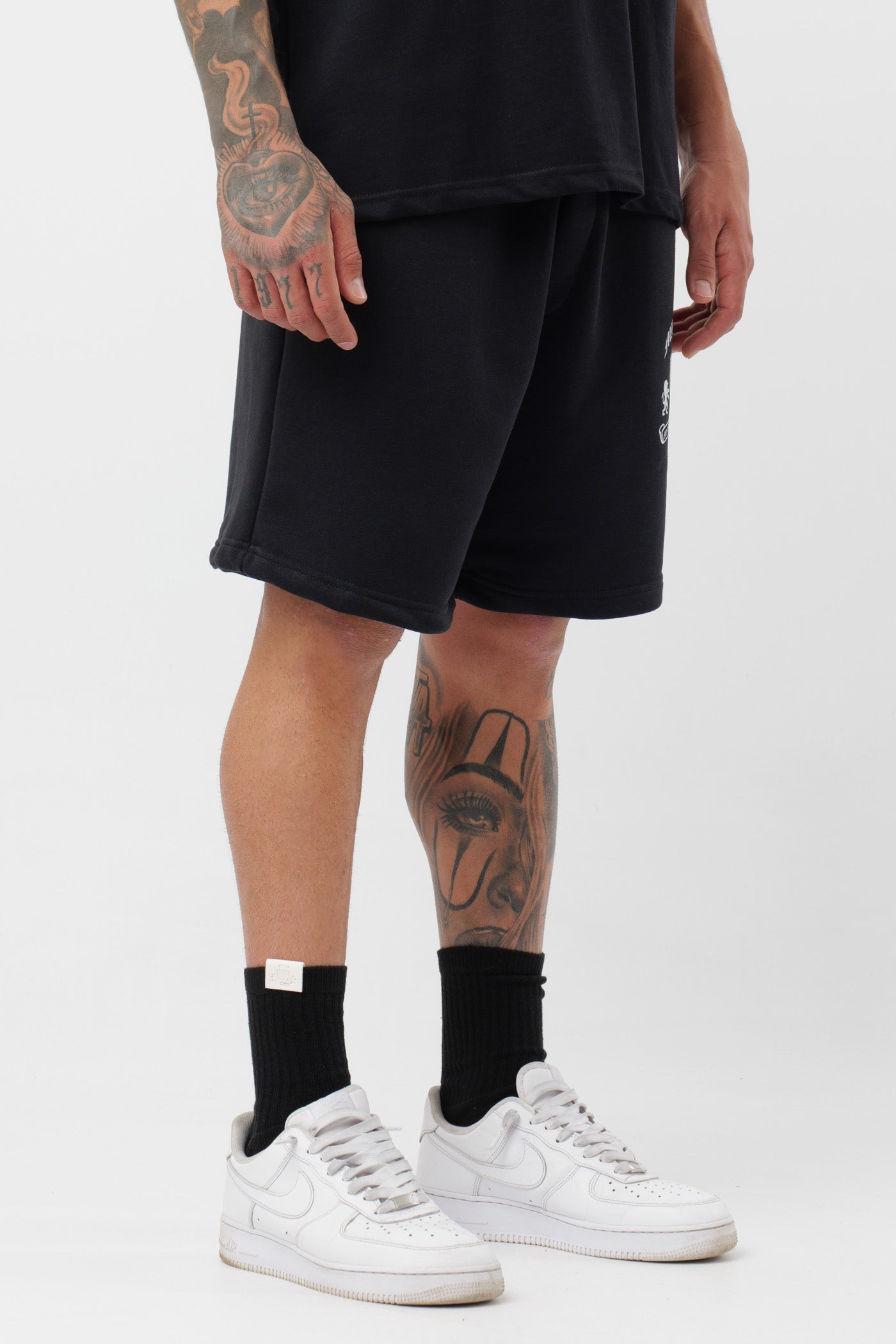 Schwarzes T-Shirt mit schwarzem Logo