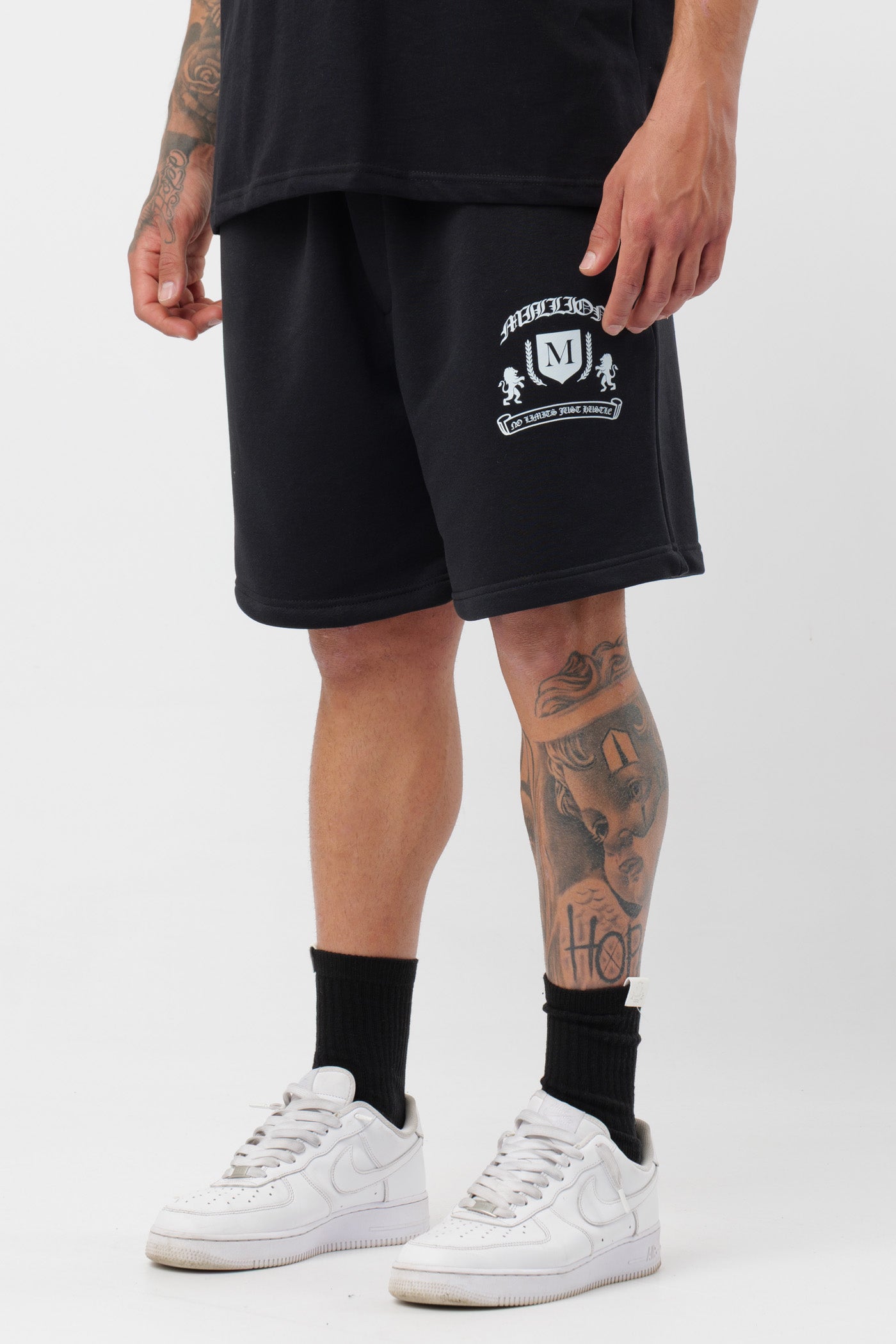 Schwarzes T-Shirt mit schwarzem Logo